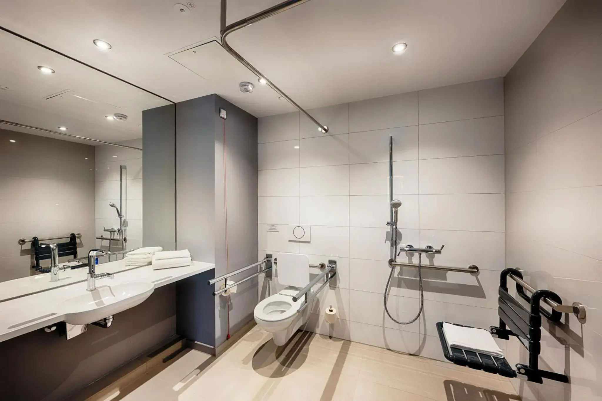 Twin Room - Disability Access in Premier Inn Darmstadt City Centre Twin Room - Disability Access in Premier Inn Darmstadt City Centre