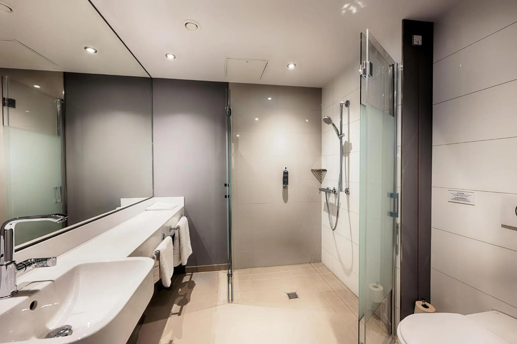 Bathroom in Premier Inn Darmstadt City Centre