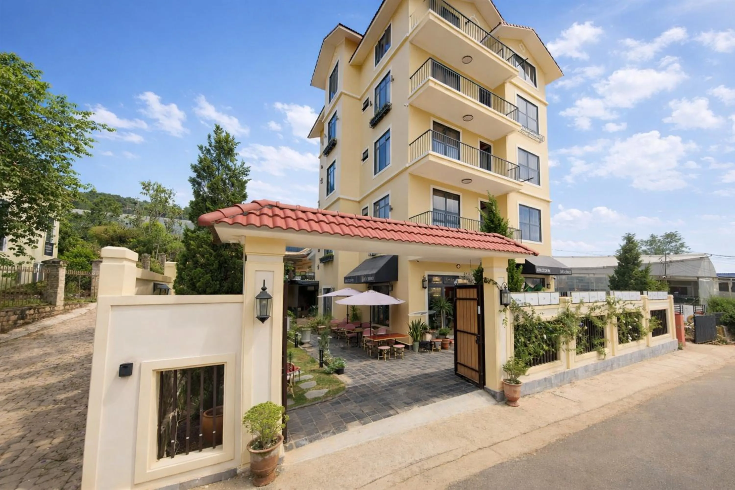 Property building in Hôtel De Da Phu