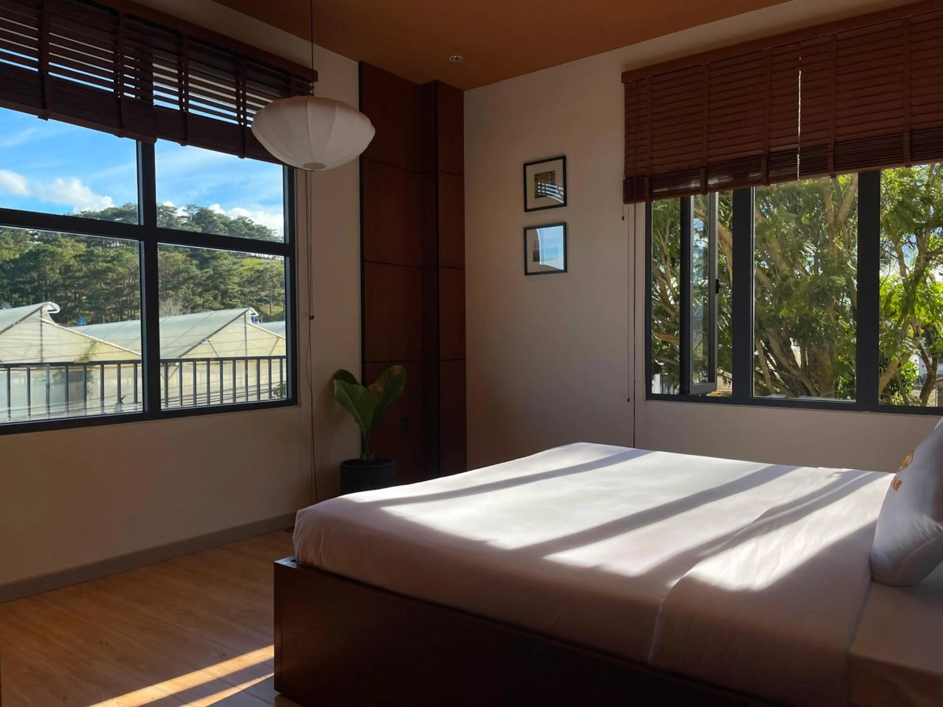View (from property/room), Bed in Hôtel De Da Phu