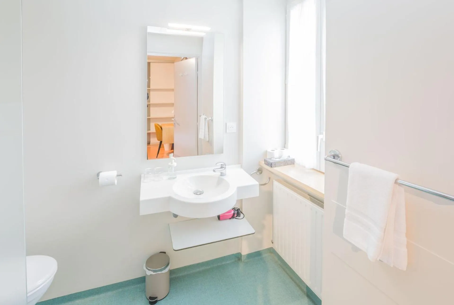 Bathroom in LOGIS HOTEL L'HÔTEL DES BAINS - Salles-la-Source