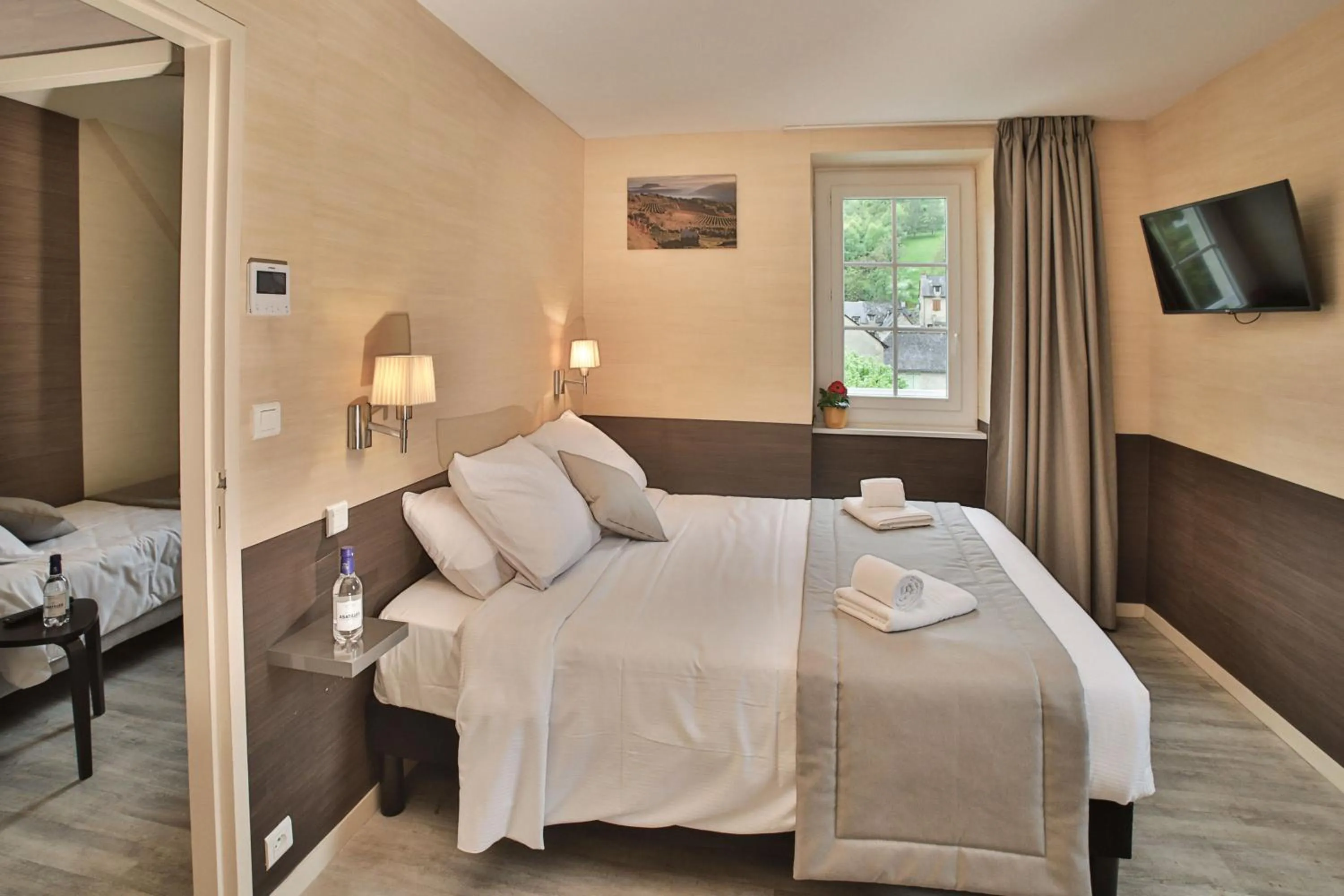 Photo of the whole room, Bed in LOGIS HOTEL L'HÔTEL DES BAINS - Salles-la-Source