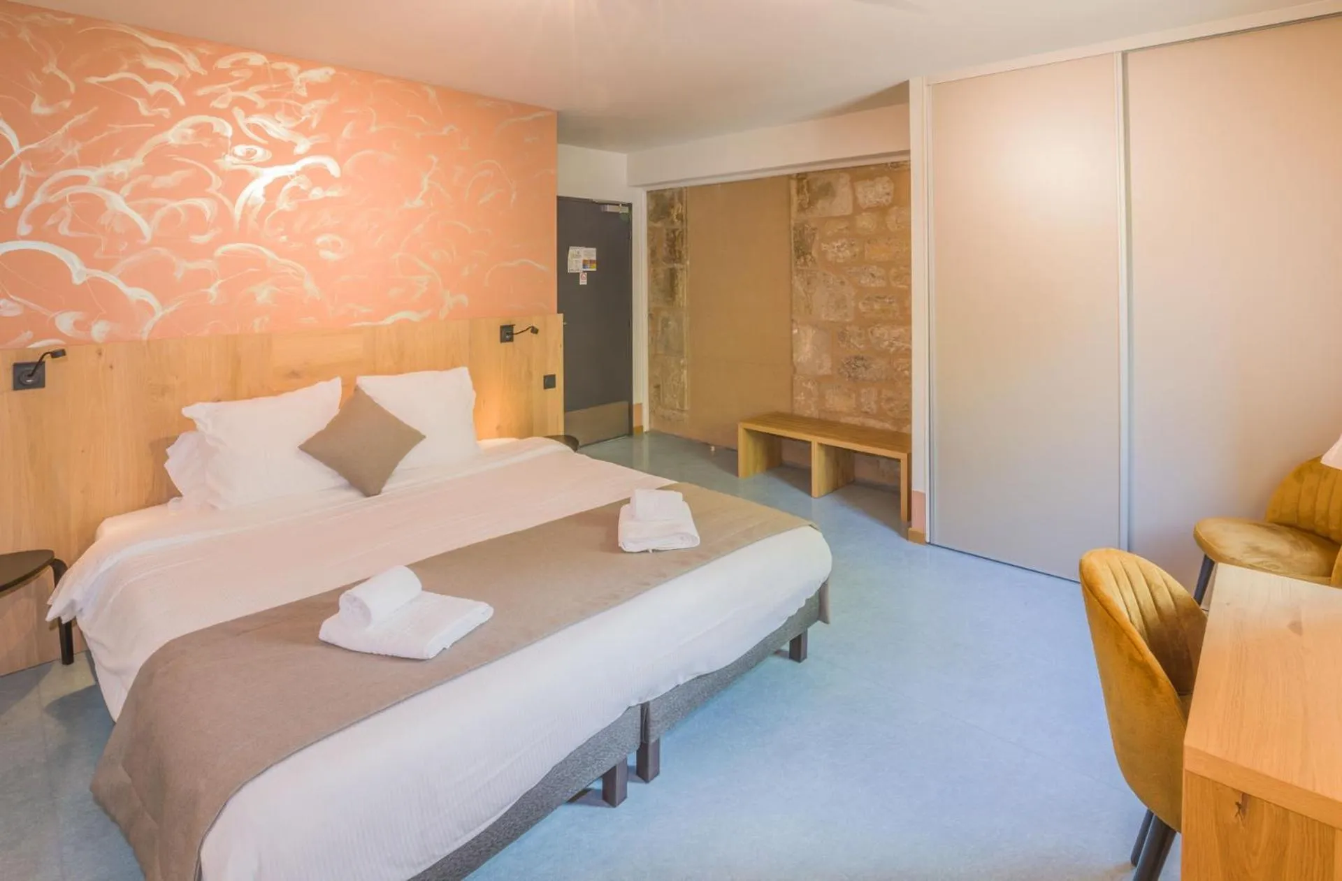 Bed in LOGIS HOTEL L'HÔTEL DES BAINS - Salles-la-Source