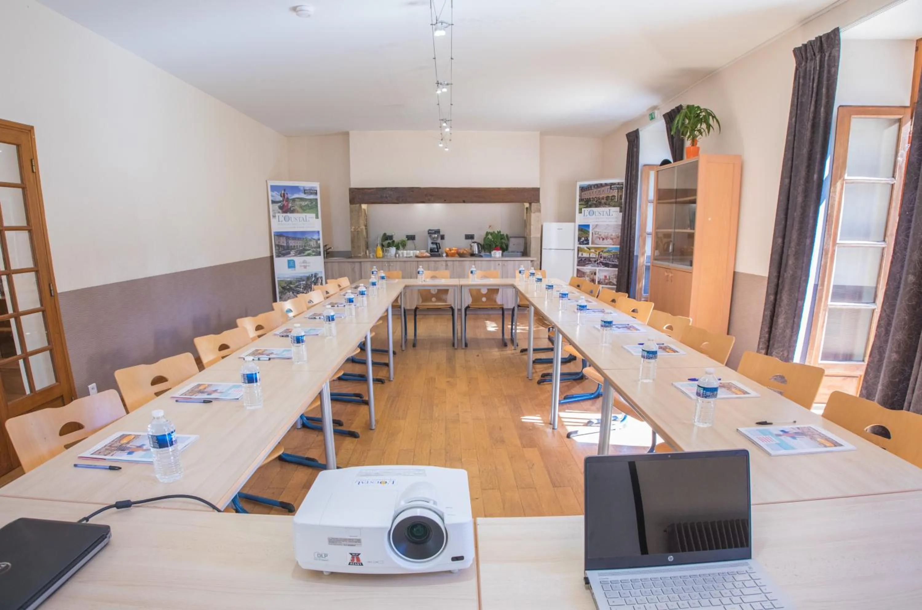 Meeting/conference room in LOGIS HOTEL L'HÔTEL DES BAINS - Salles-la-Source