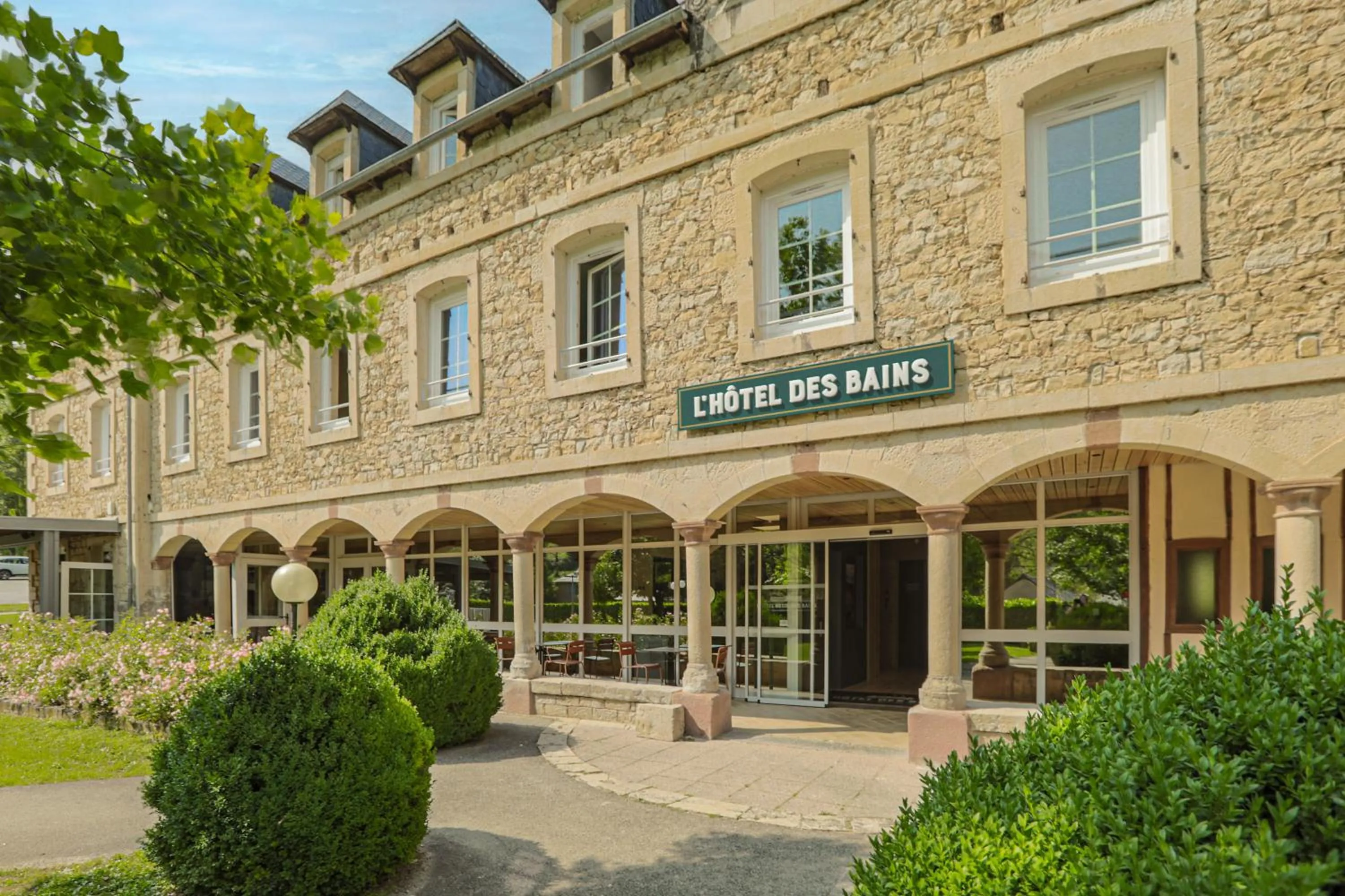 Property building in LOGIS HOTEL L'HÔTEL DES BAINS - Salles-la-Source