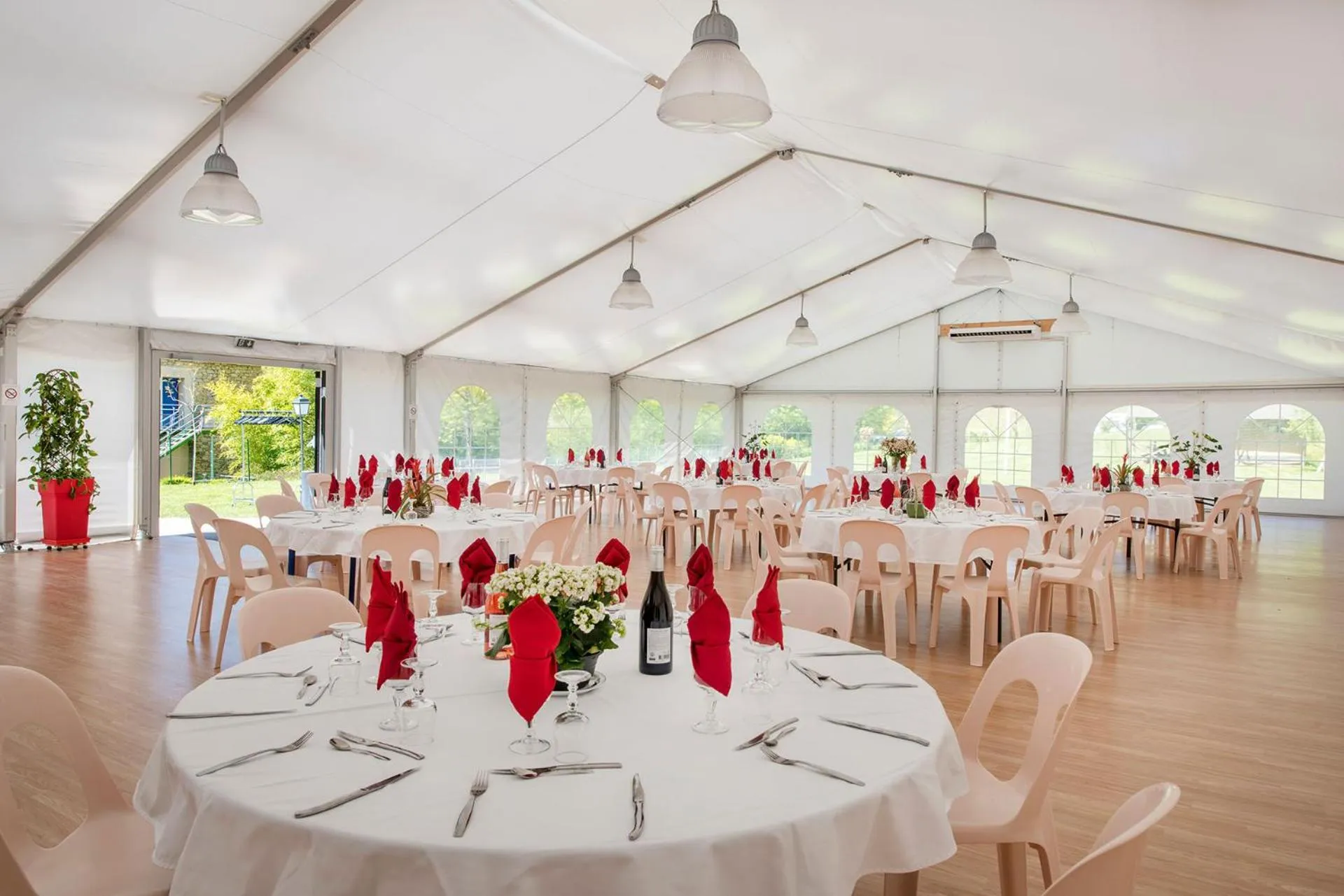 Banquet/Function facilities in LOGIS HOTEL L'HÔTEL DES BAINS - Salles-la-Source
