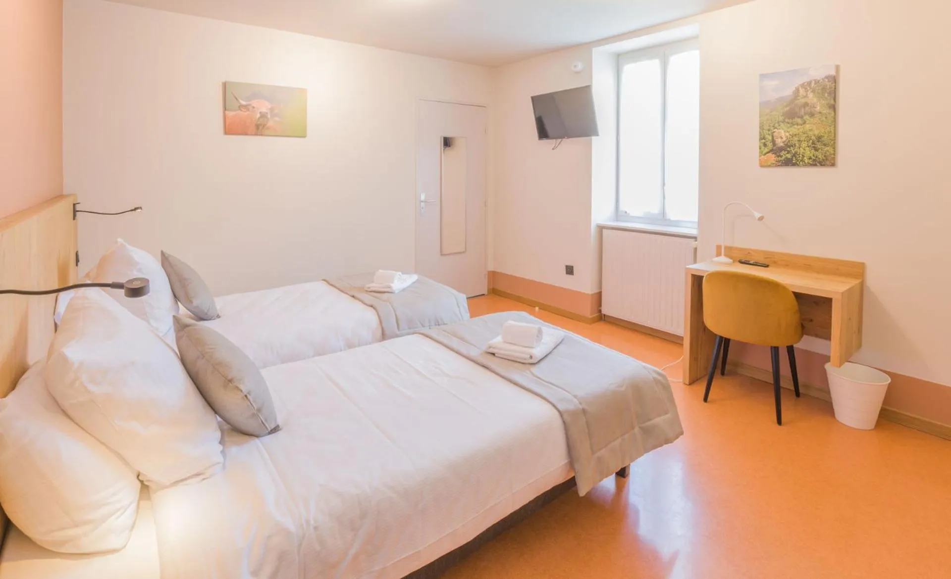 Bed in LOGIS HOTEL L'HÔTEL DES BAINS - Salles-la-Source