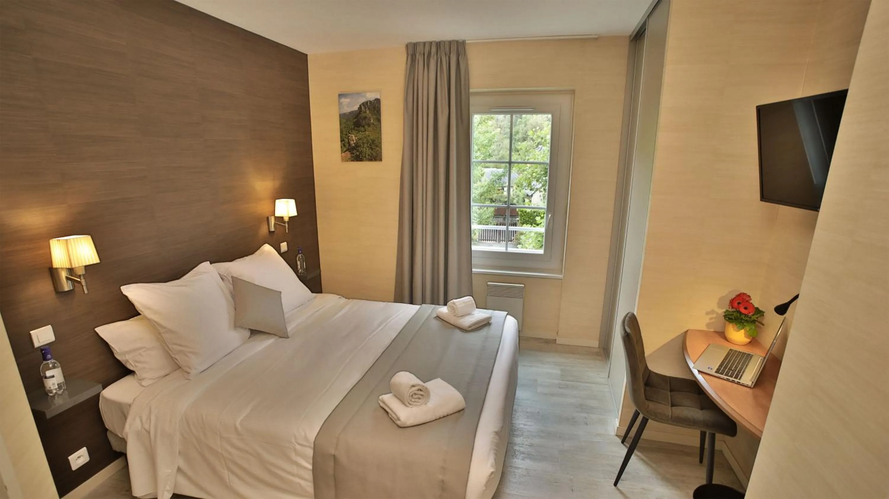 Photo of the whole room, Bed in LOGIS HOTEL L'HÔTEL DES BAINS - Salles-la-Source