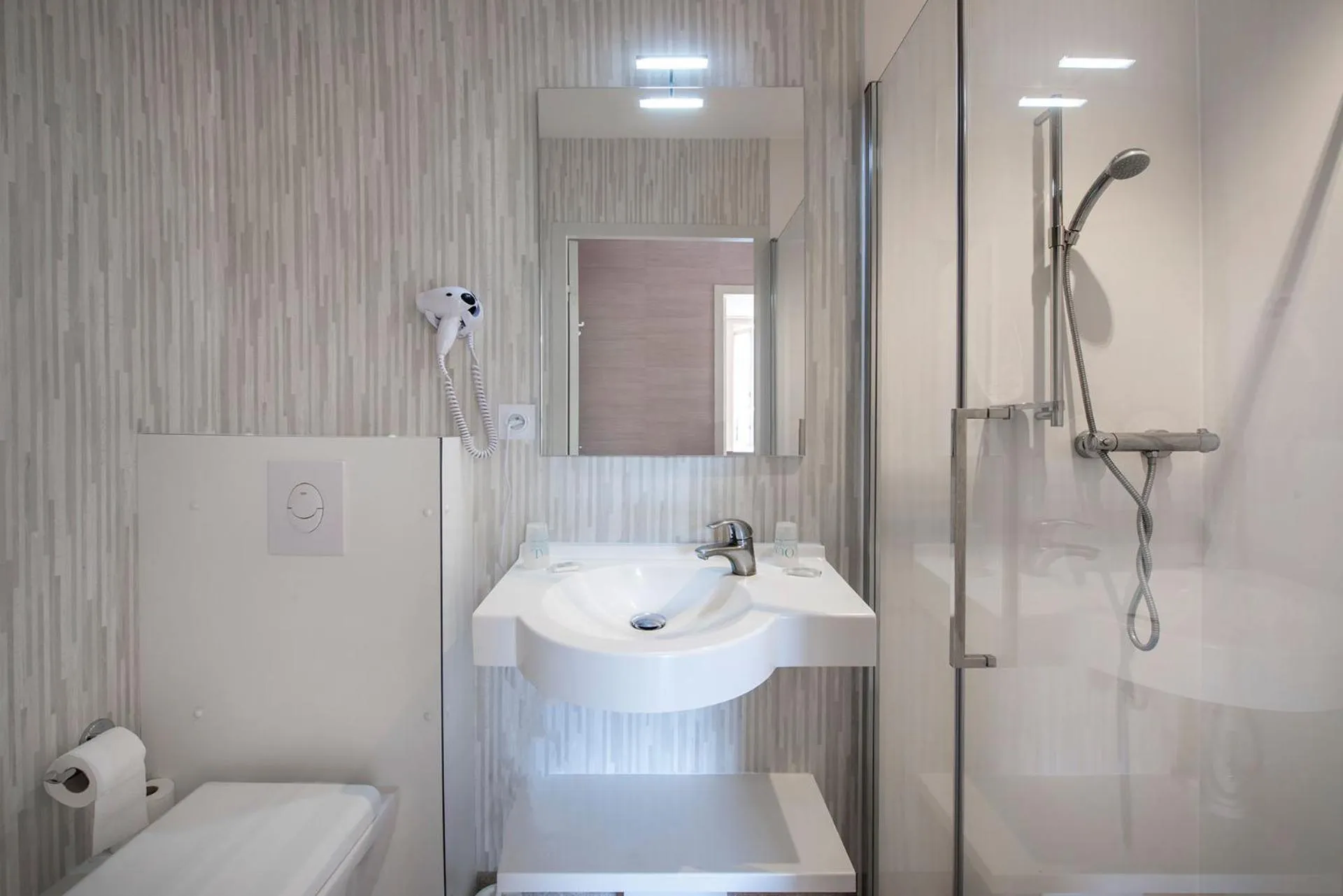 Bathroom in LOGIS HOTEL L'HÔTEL DES BAINS - Salles-la-Source