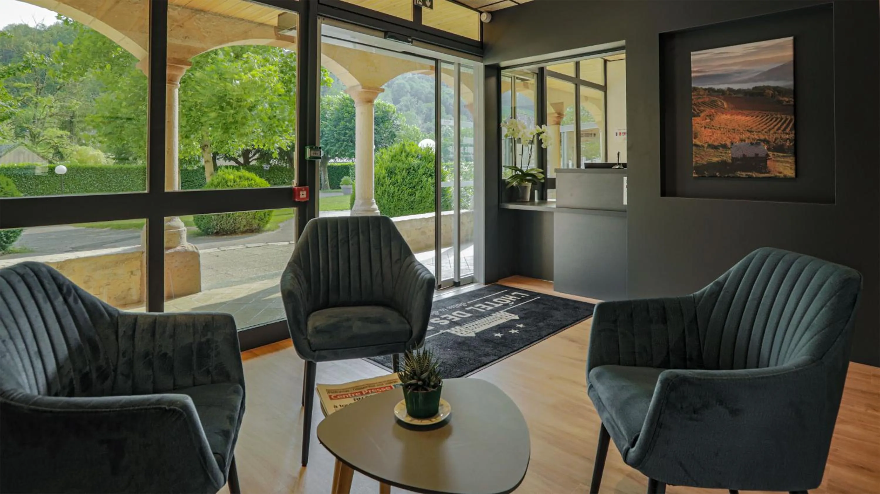 Lobby or reception in LOGIS HOTEL L'HÔTEL DES BAINS - Salles-la-Source