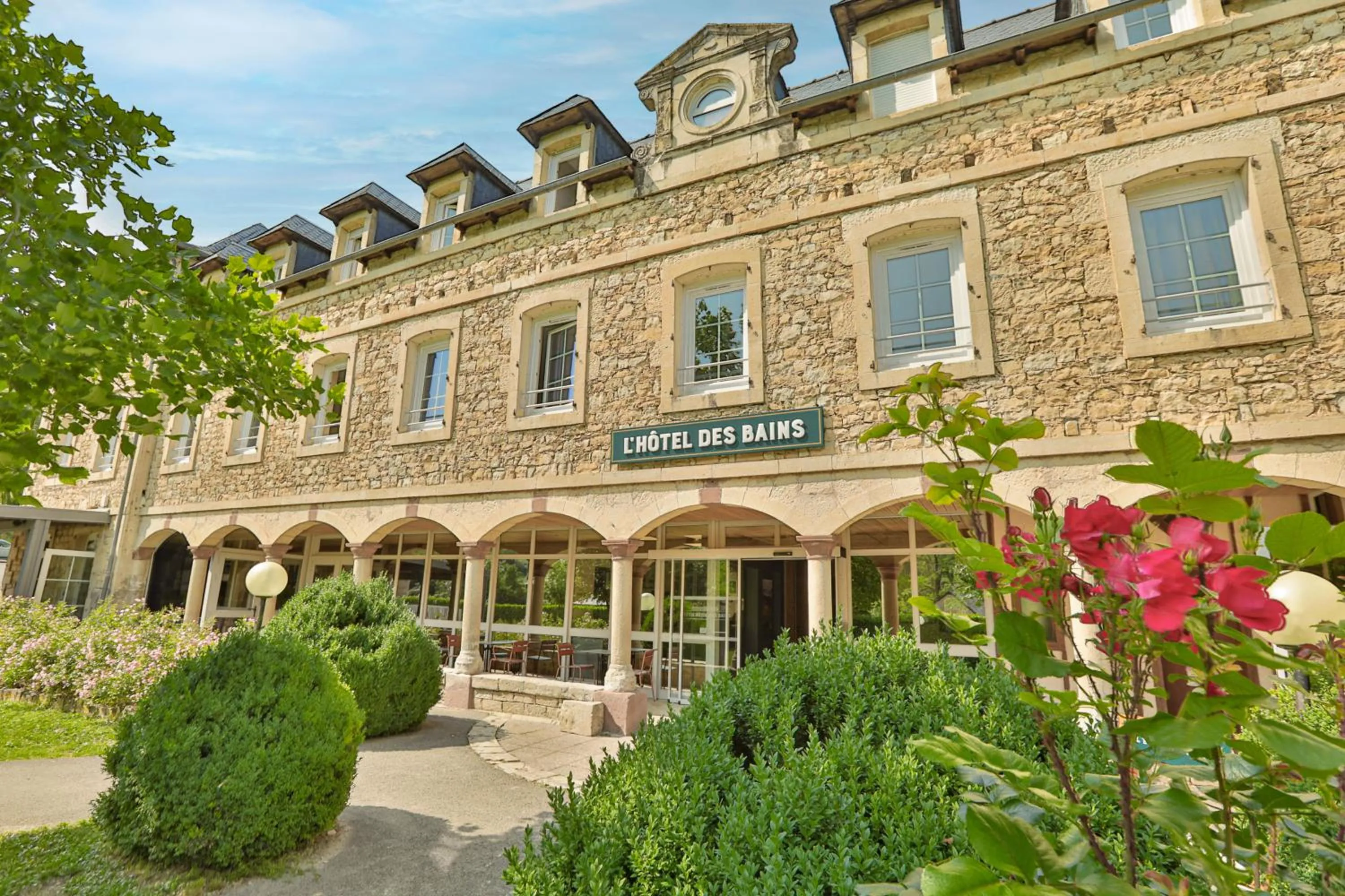 Property building in LOGIS HOTEL L'HÔTEL DES BAINS - Salles-la-Source