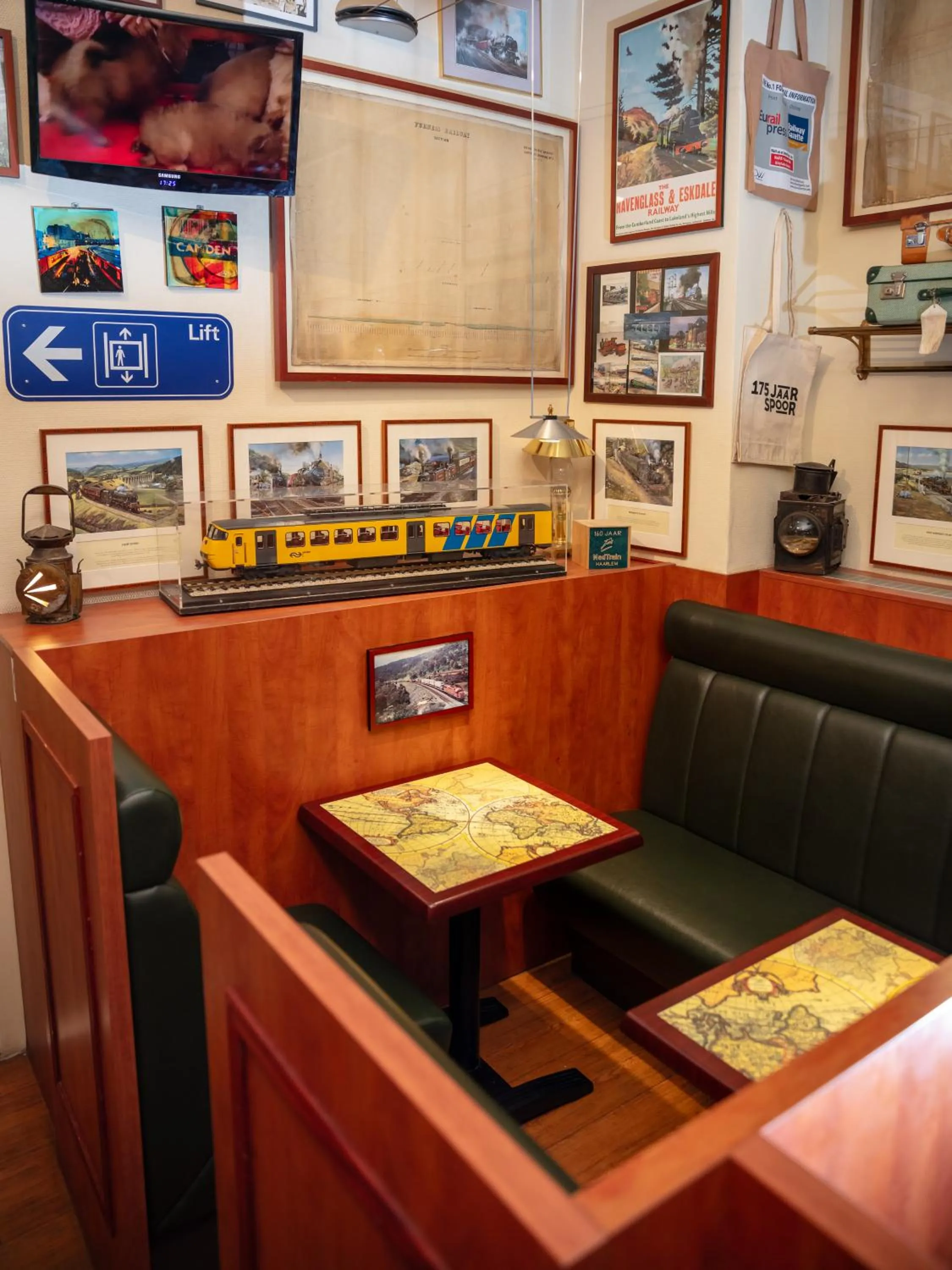 Lounge or bar in A-Train Hotel