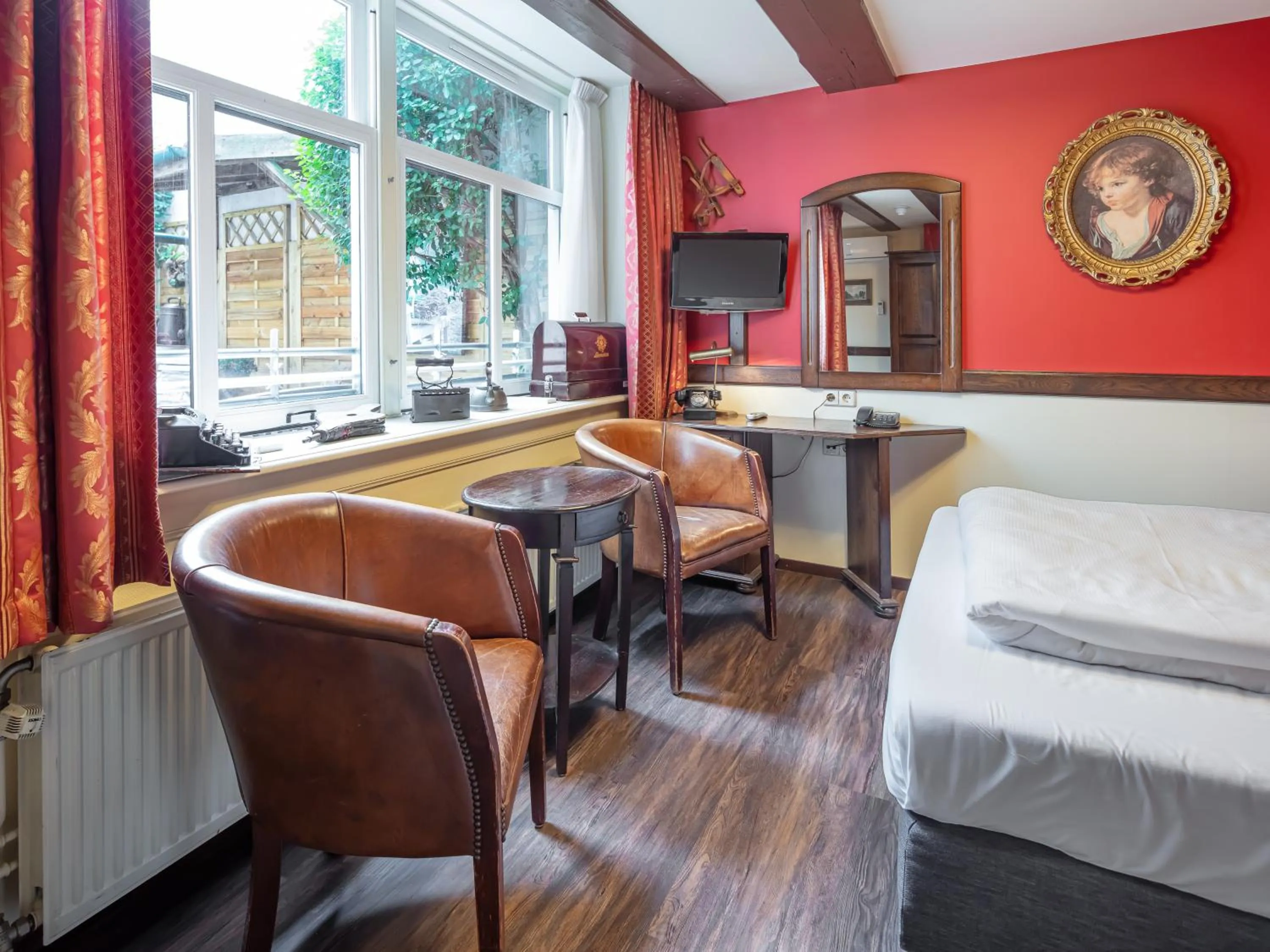 Seating area, Bed in A-Train Hotel