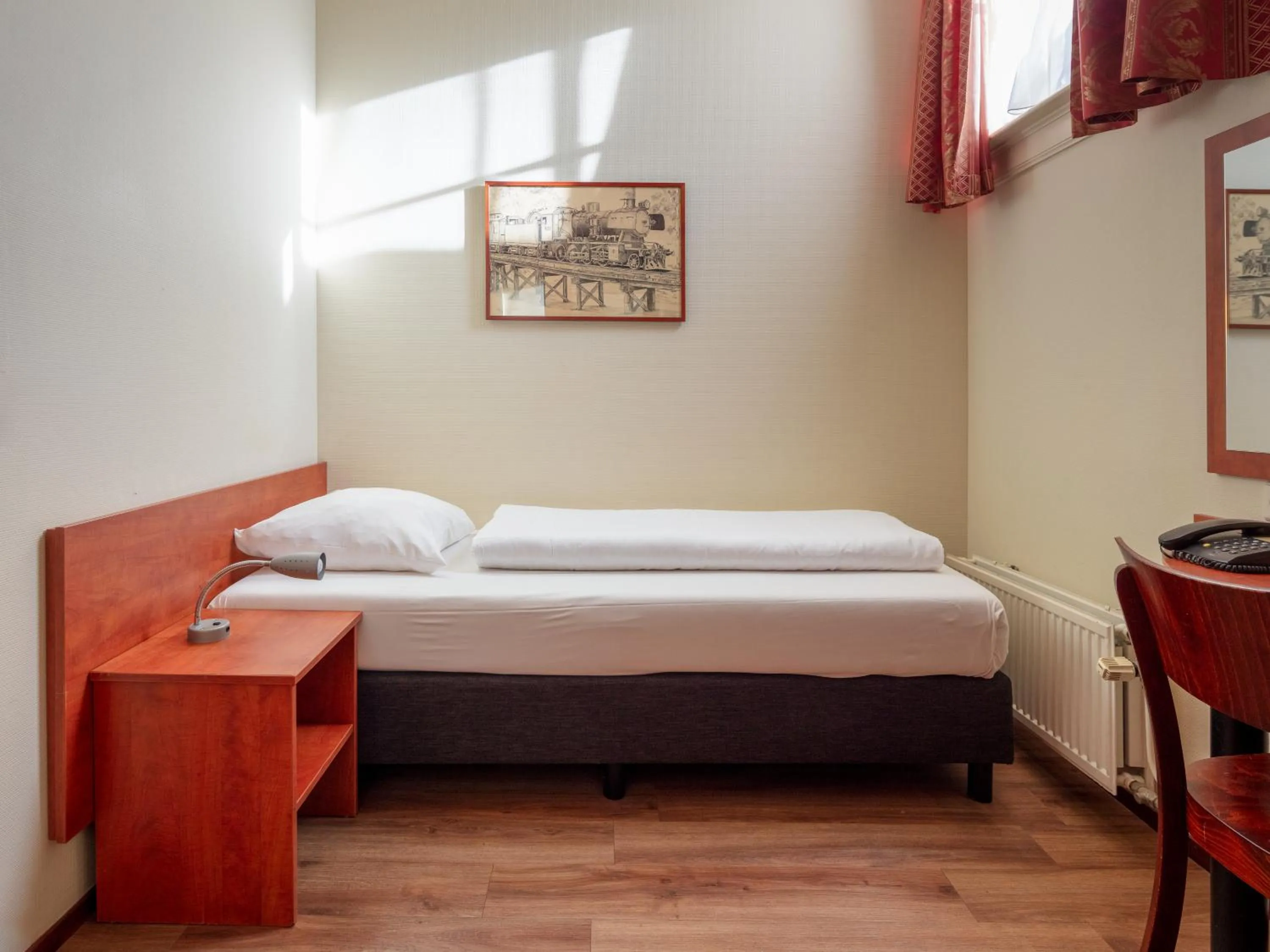 Bedroom, Bed in A-Train Hotel