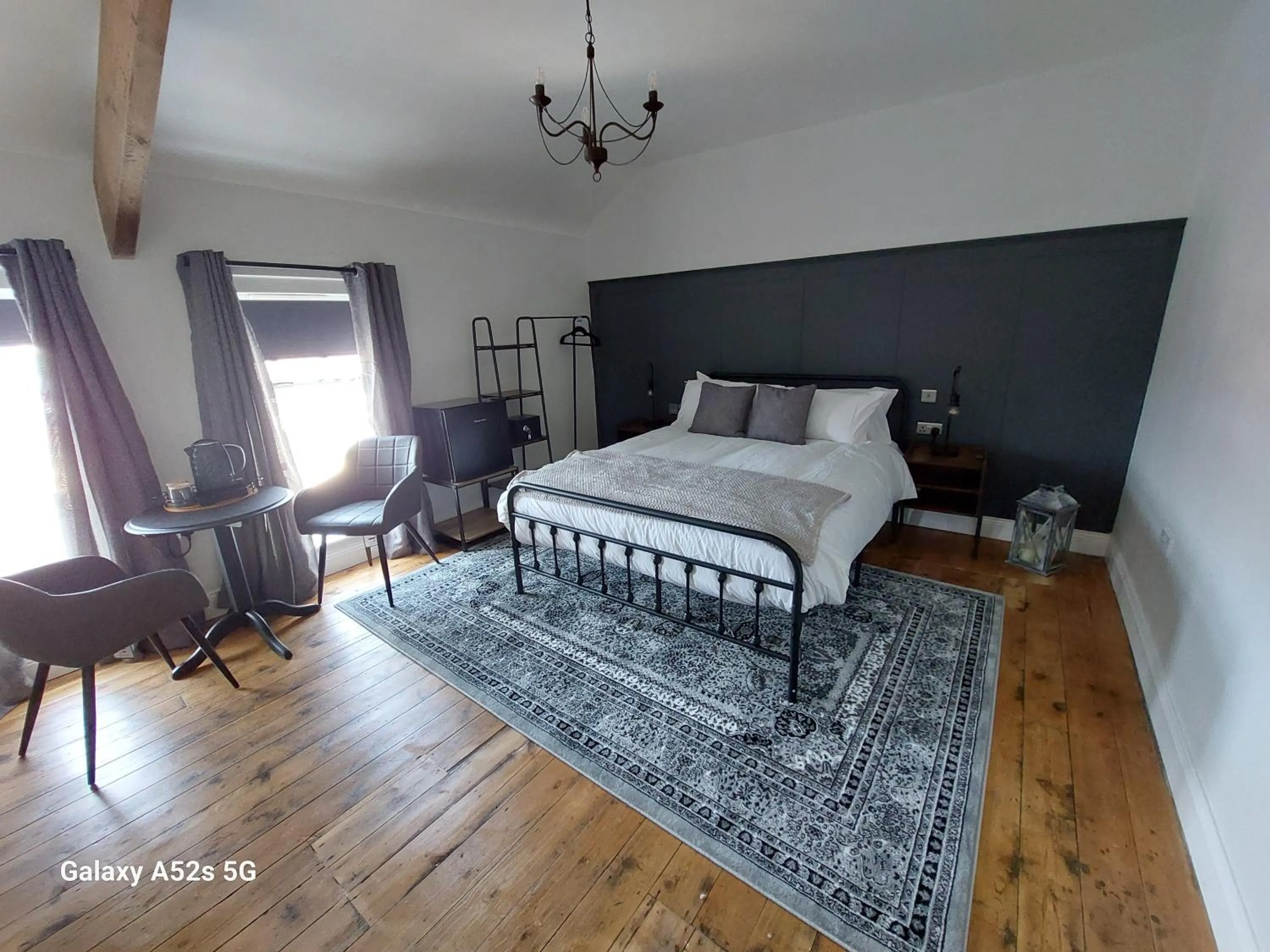 Photo of the whole room, Bed in LONDONDERRYS Bar and Accommodation