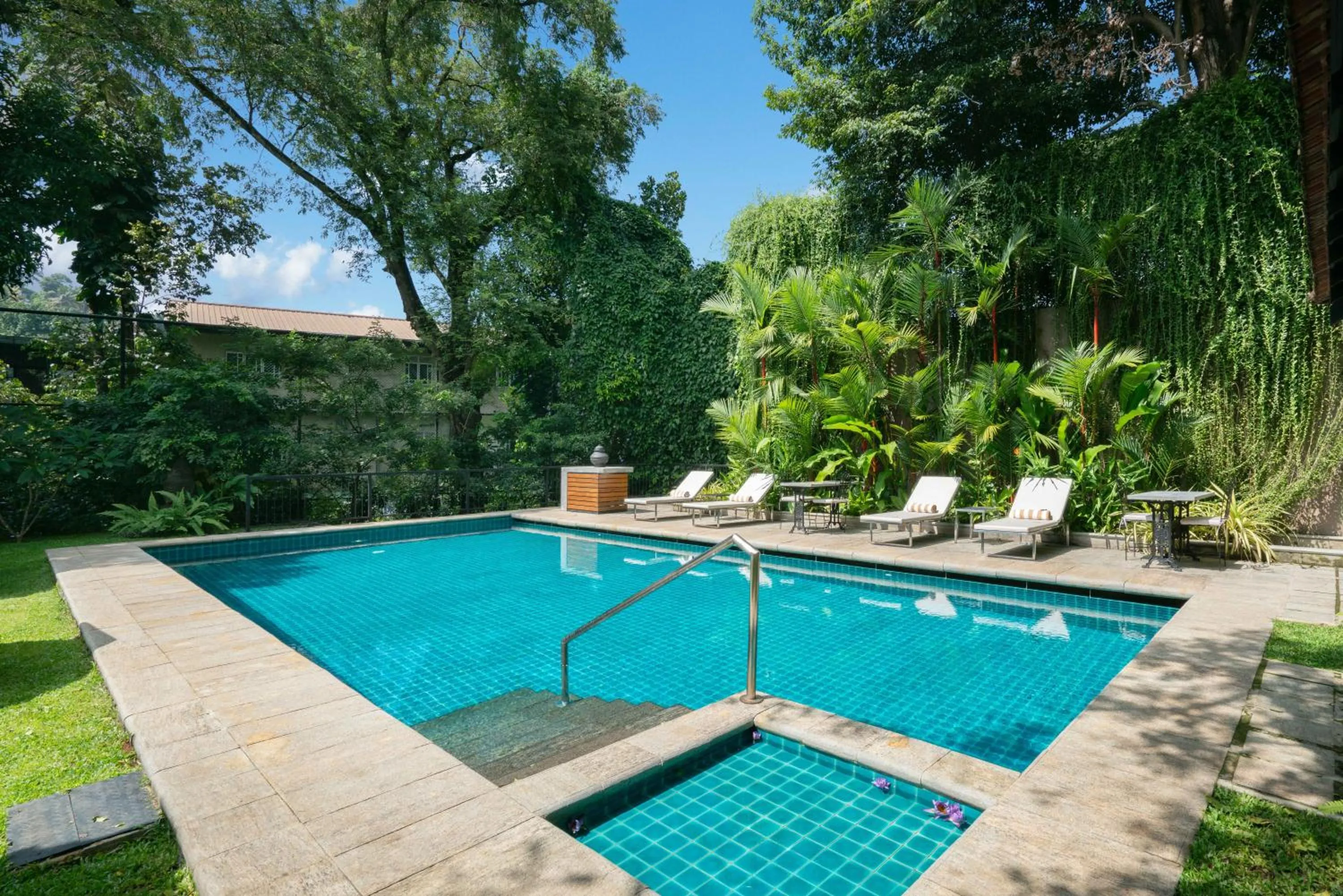 Swimming pool in Taru Villas Kandy