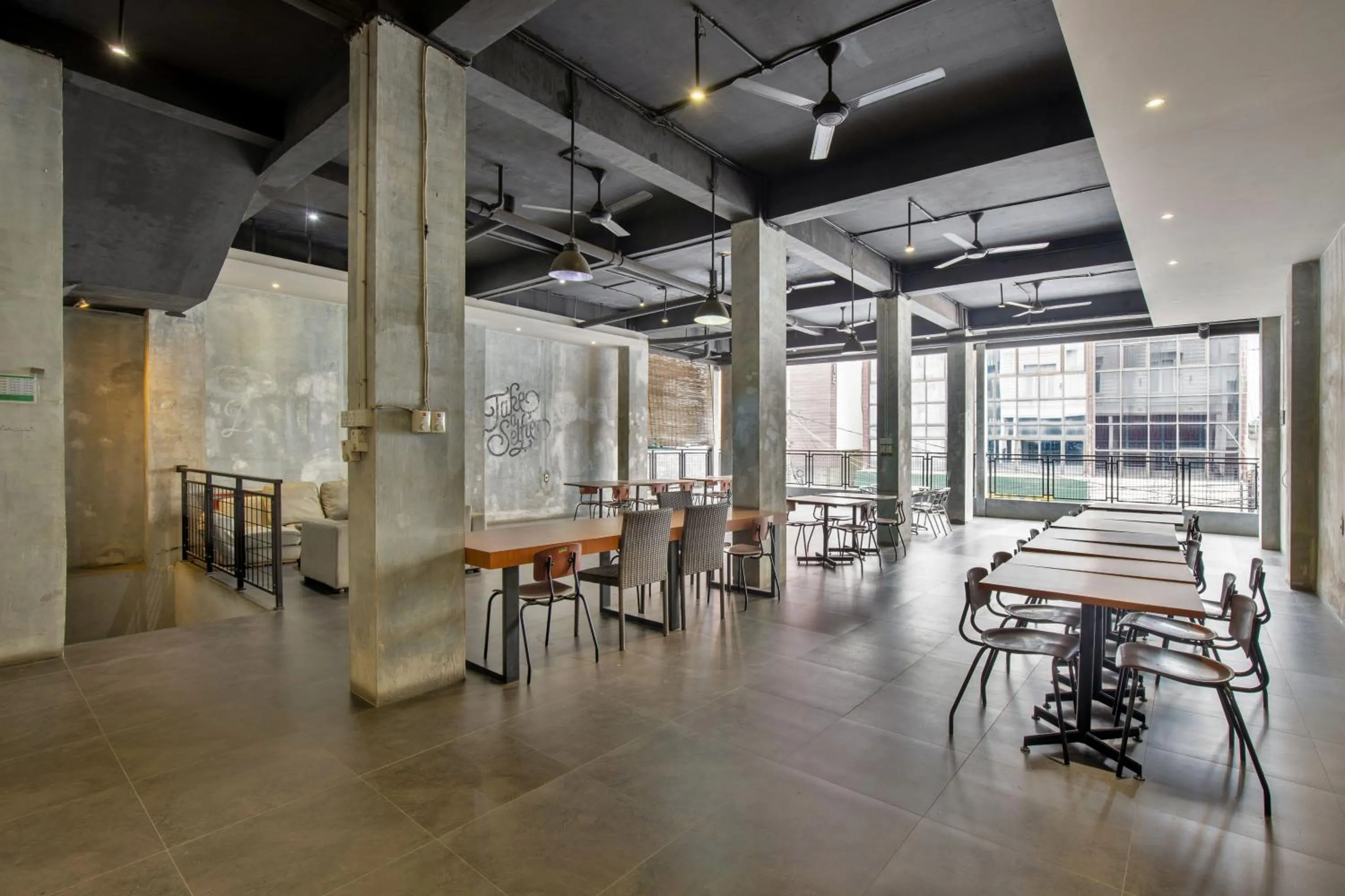 Communal lounge/ TV room in Vivostay