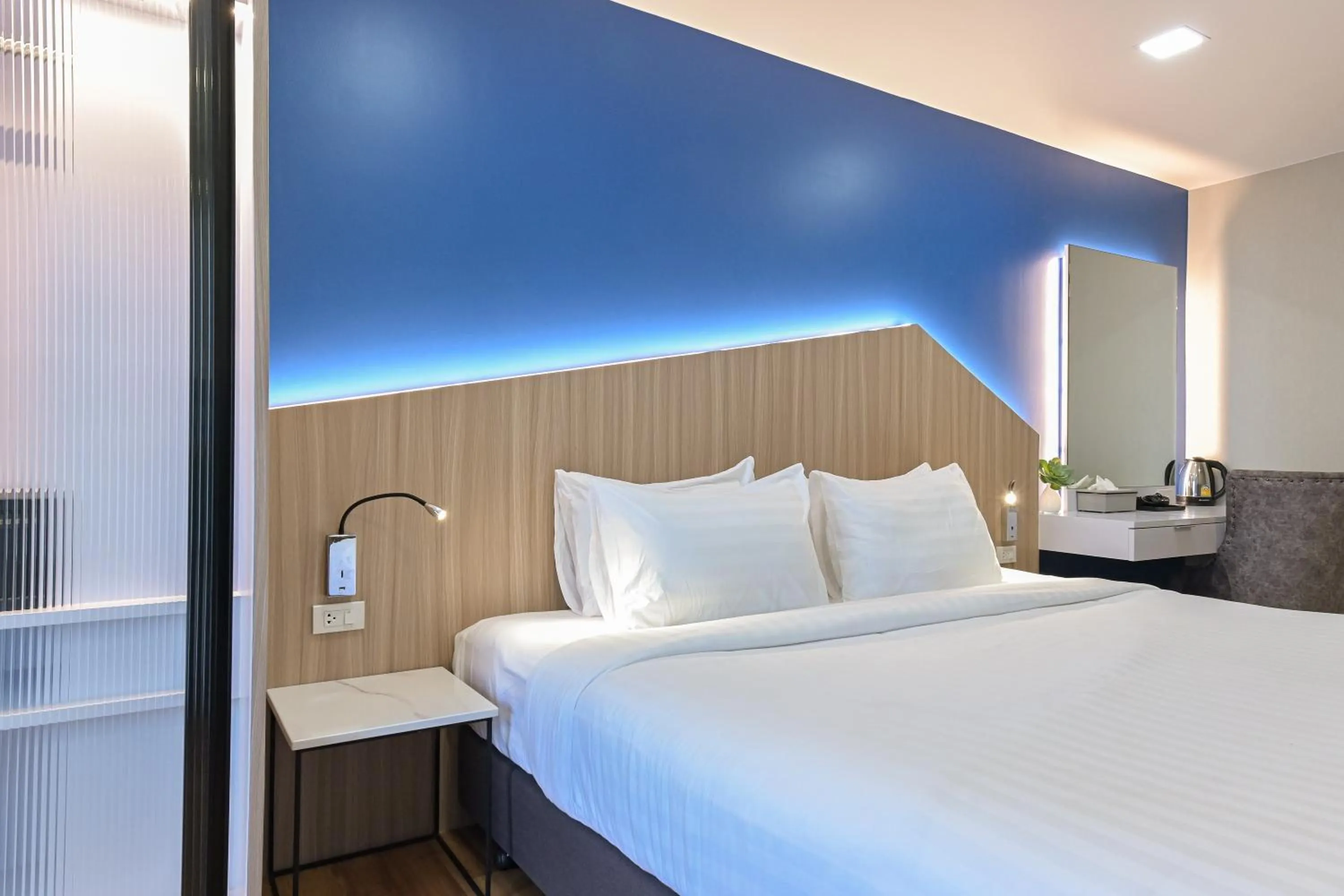 Bedroom, Bed in Shewin de Bangkok