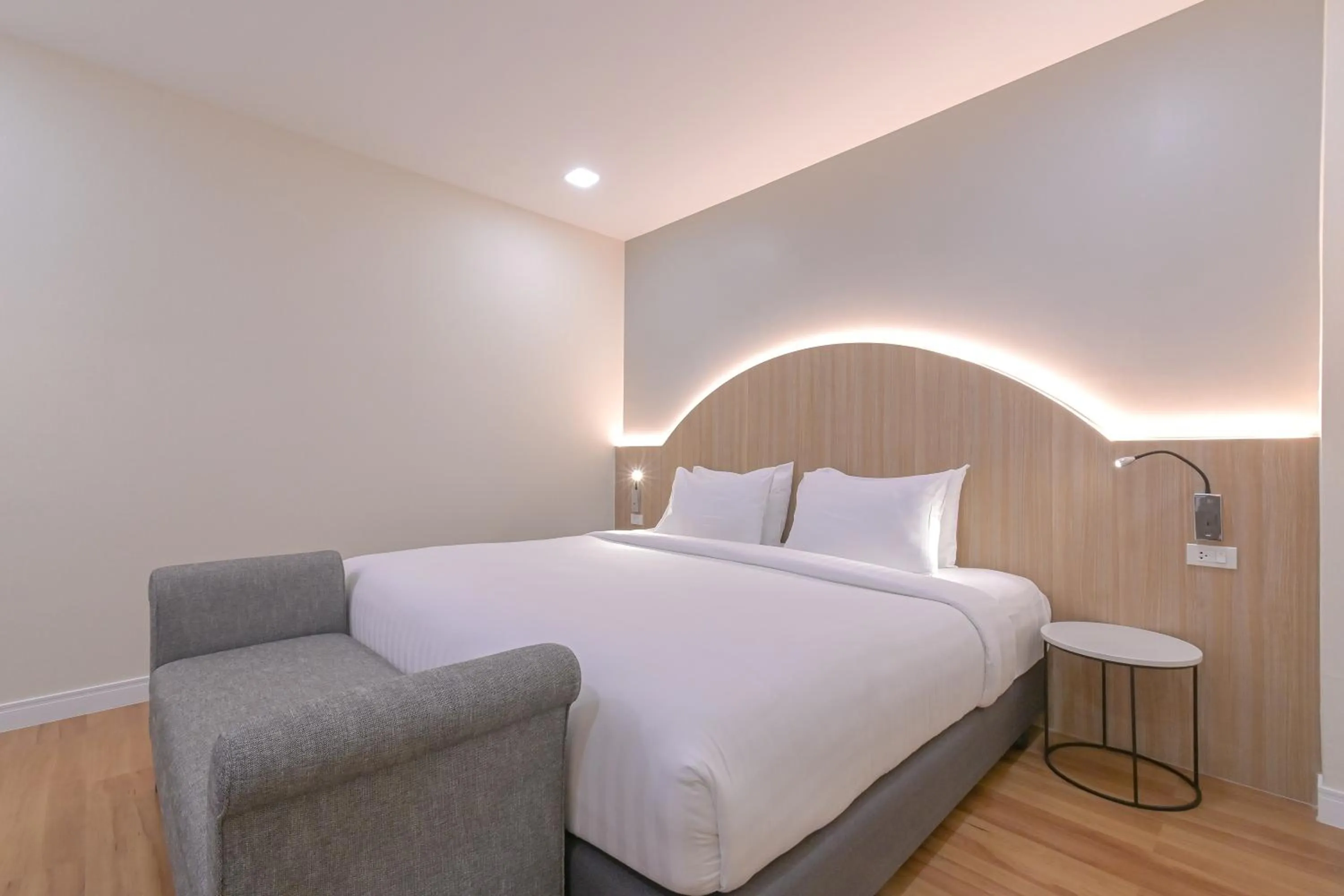 Bedroom, Bed in Shewin de Bangkok