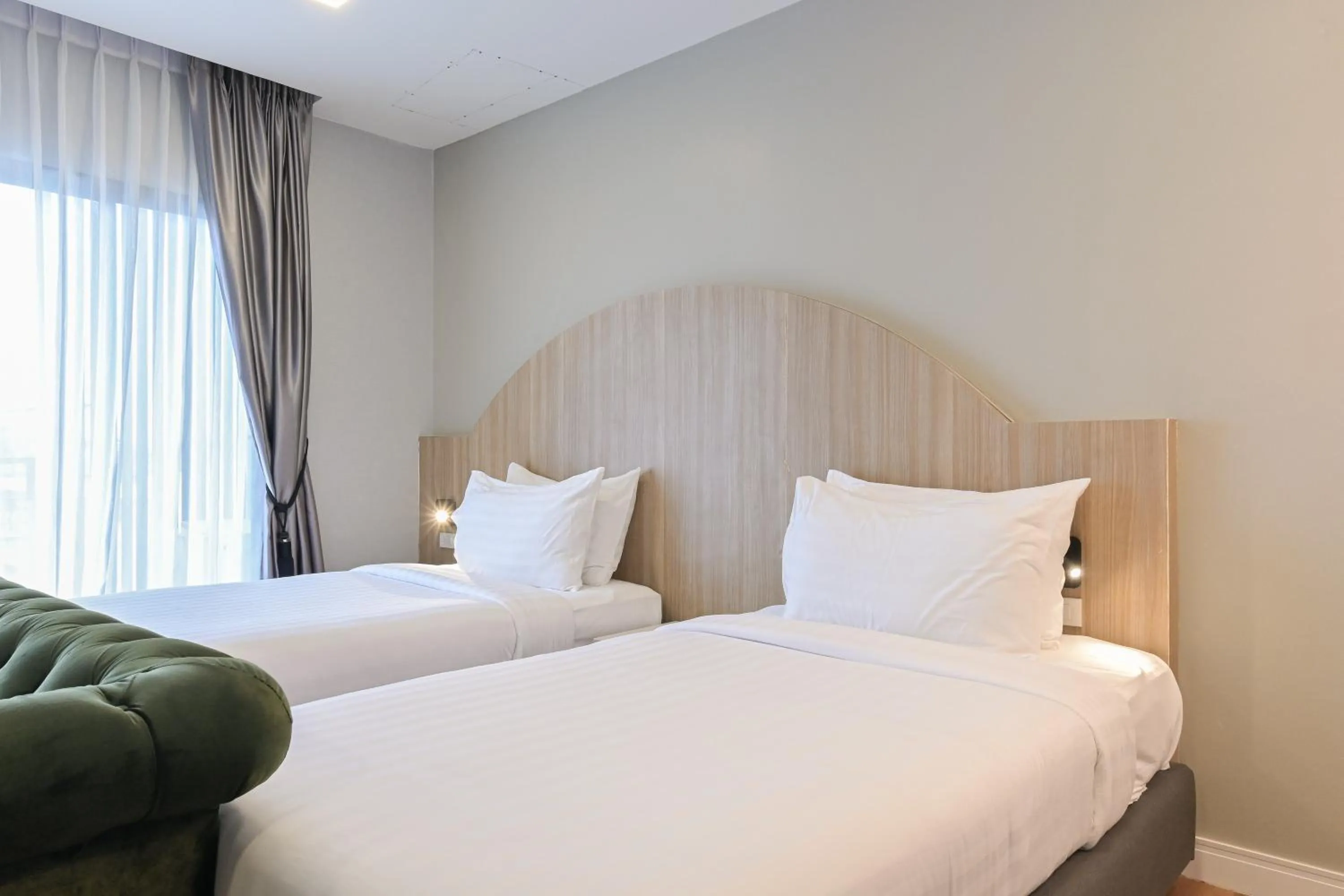 Photo of the whole room, Bed in Shewin de Bangkok