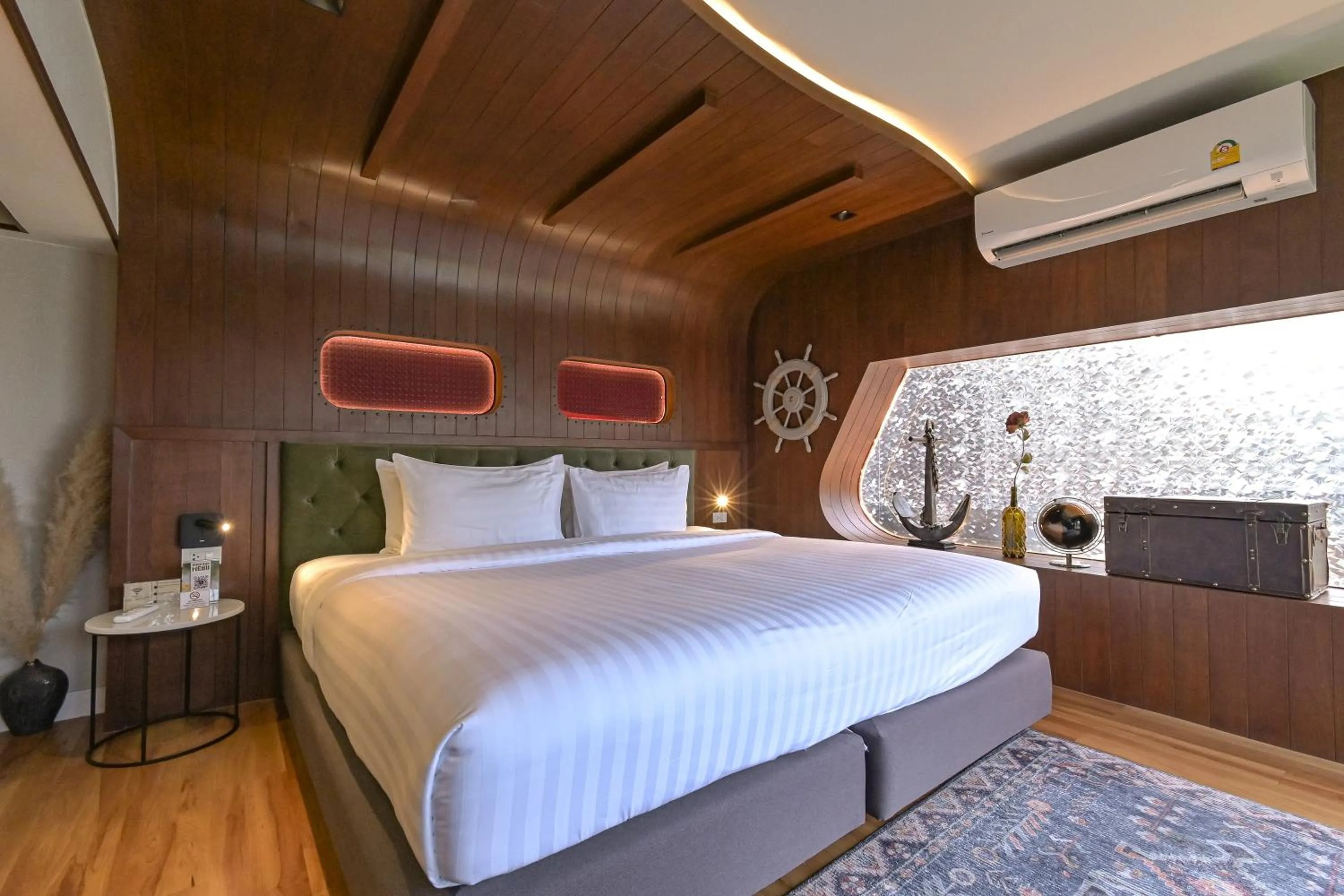 Photo of the whole room, Bed in Shewin de Bangkok