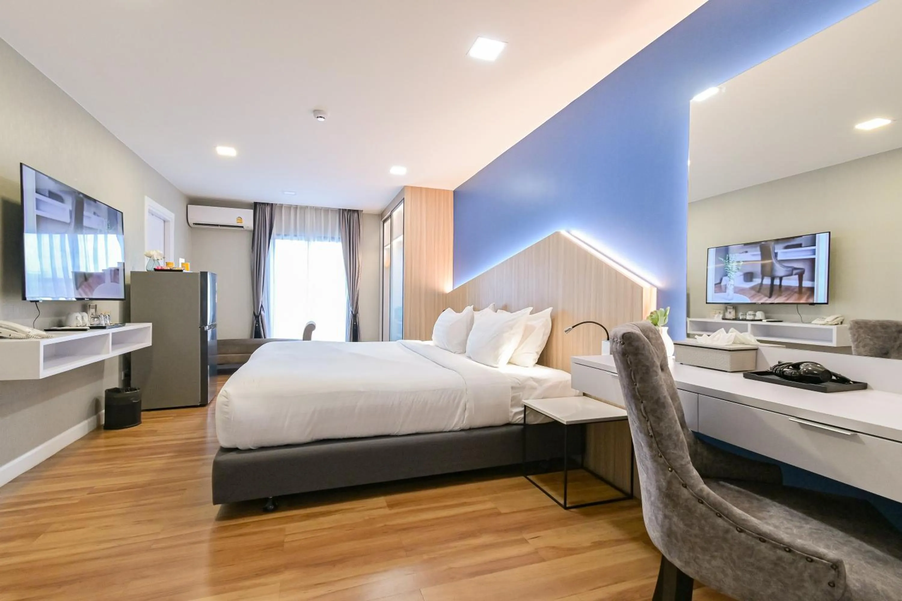 Photo of the whole room, Bed in Shewin de Bangkok