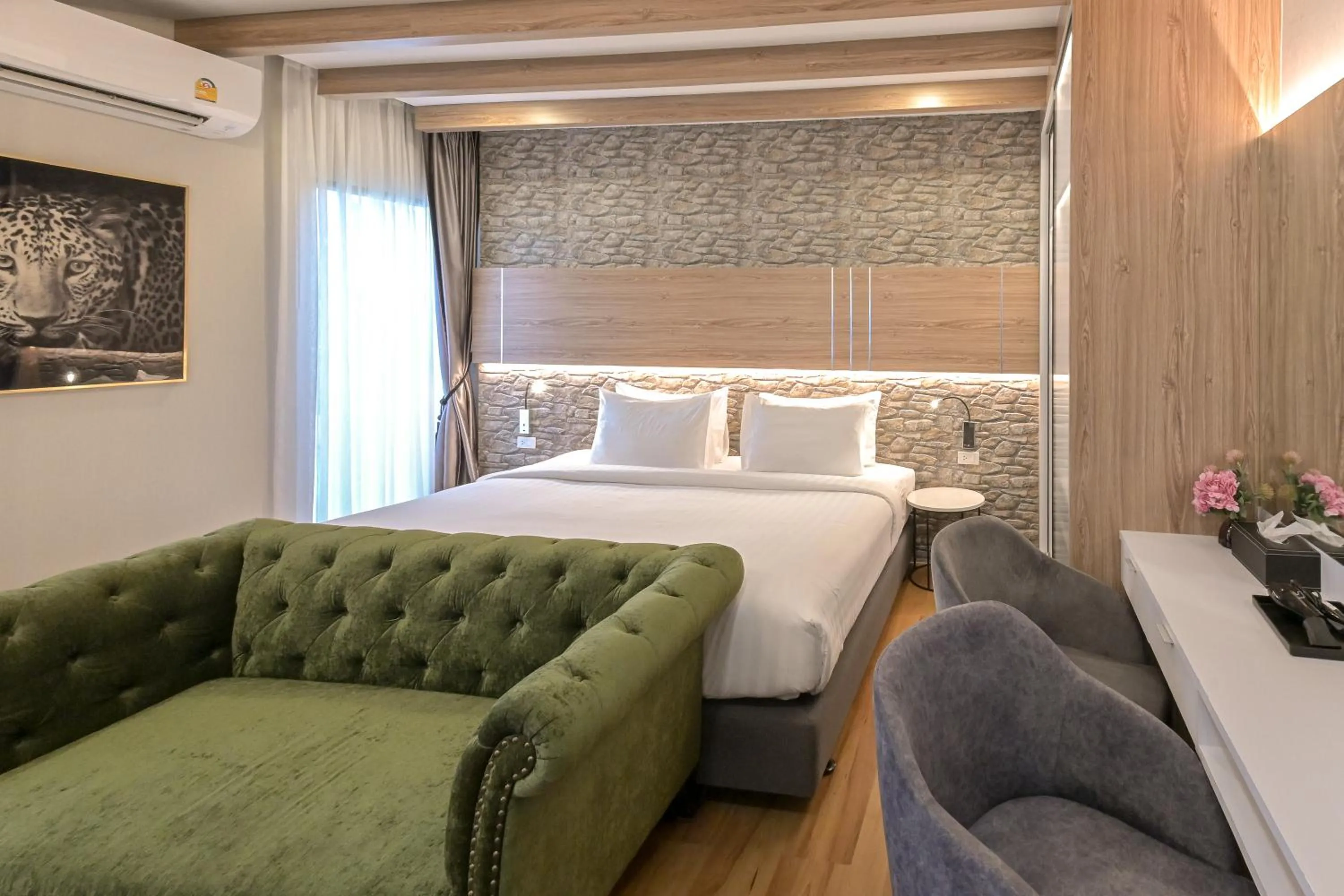 Photo of the whole room, Bed in Shewin de Bangkok