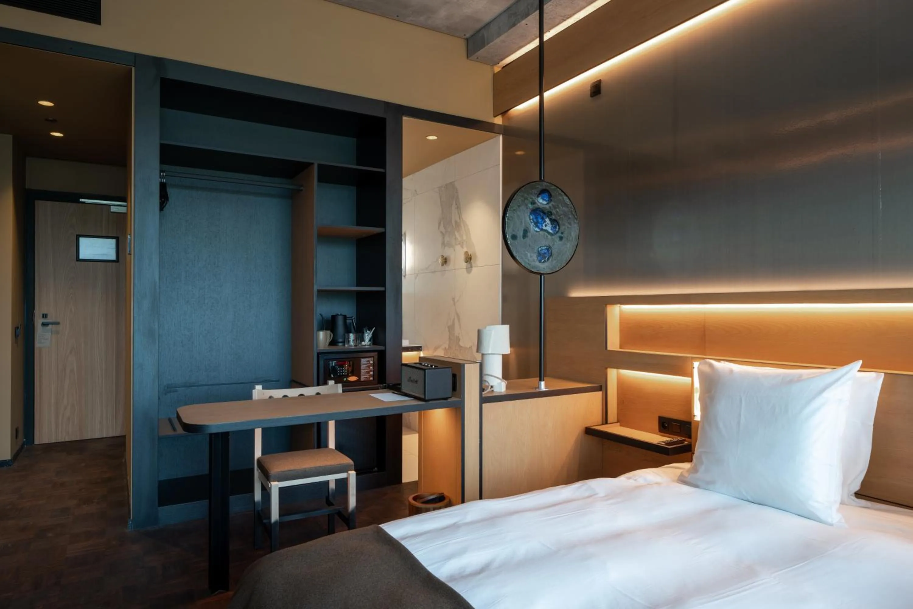 Photo of the whole room, Bed in Mix Brussels --Gym & Wellness for adults only--