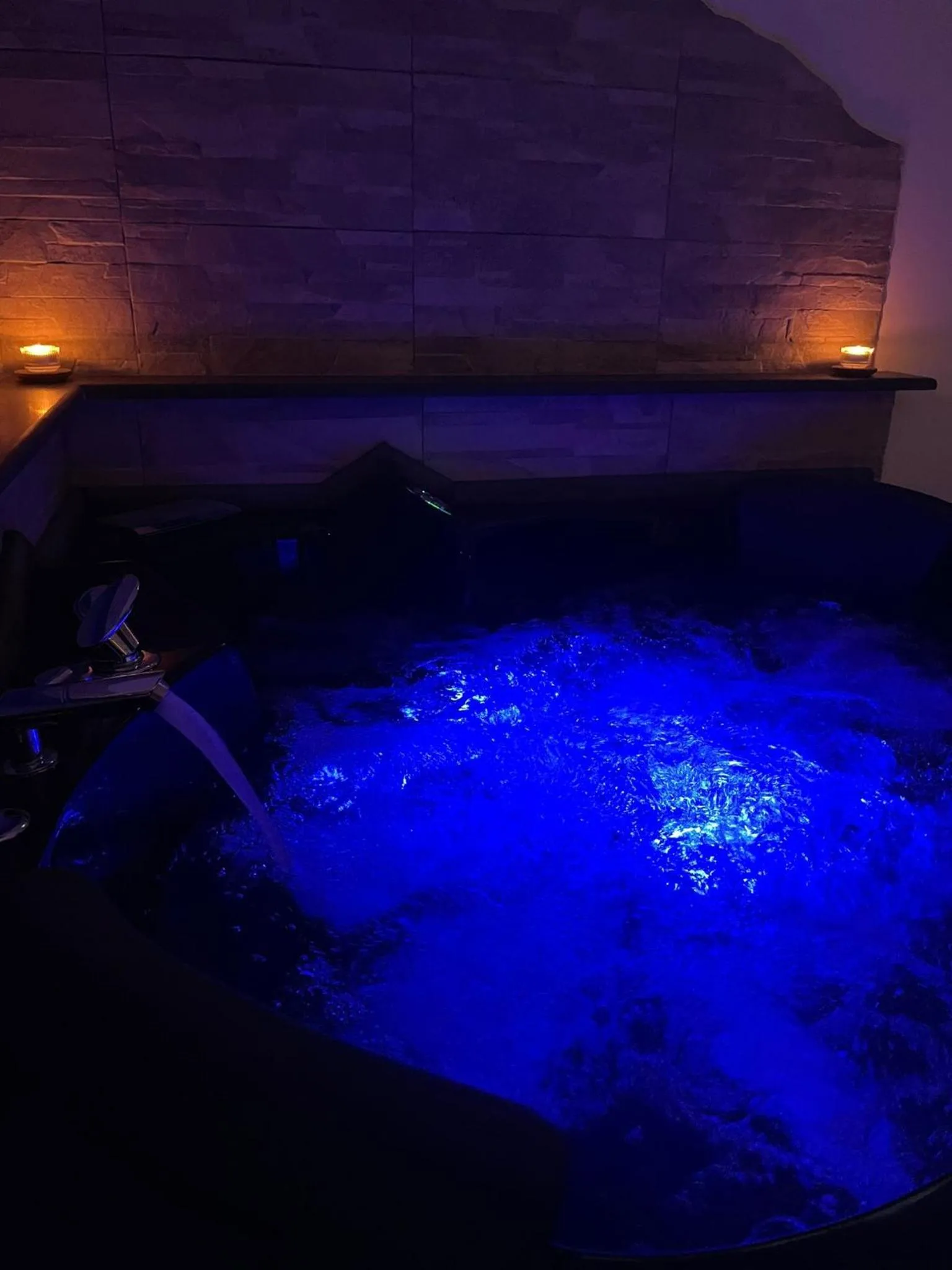 Swimming Pool in Room24