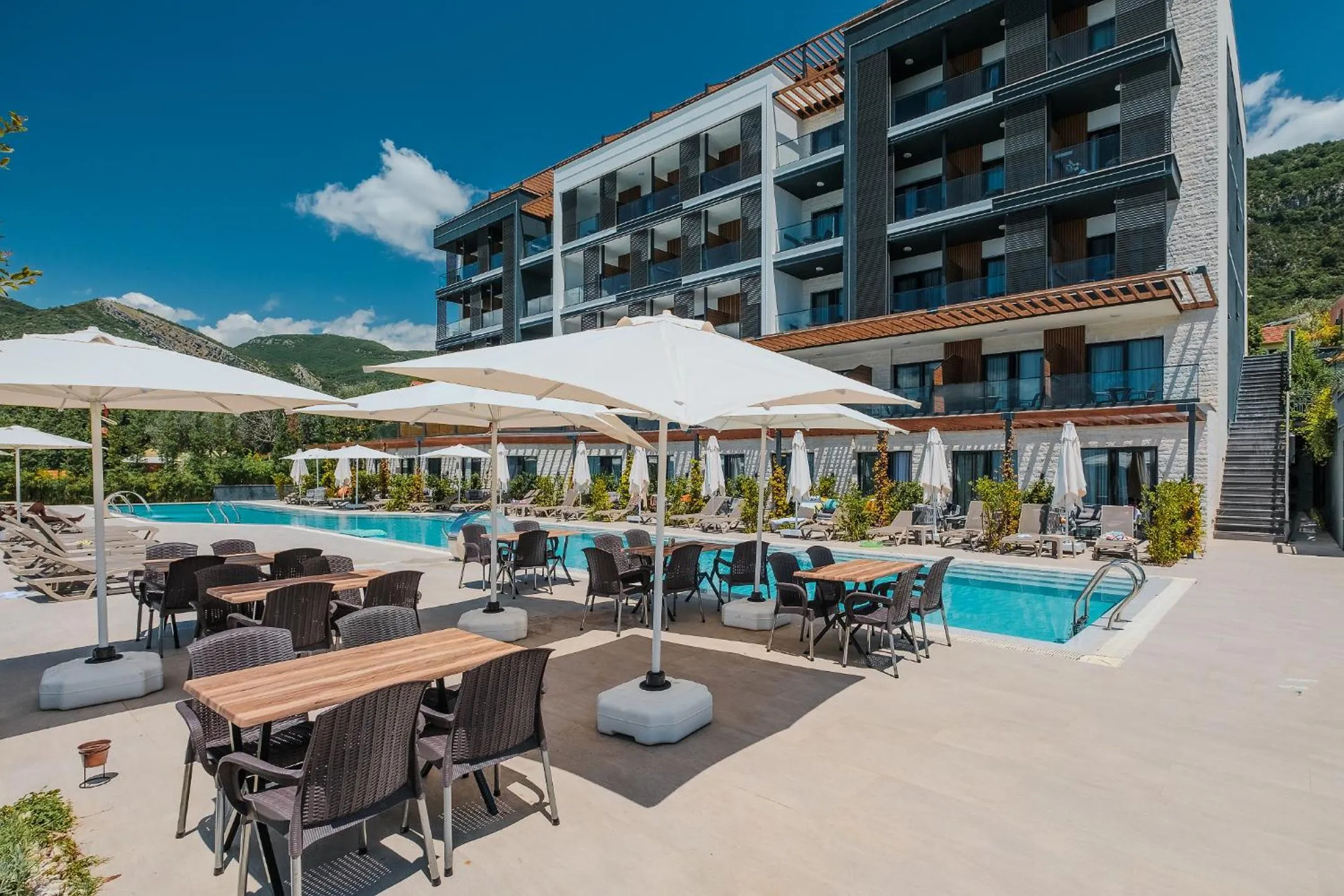 Restaurant/places to eat in Montenegro Lodge