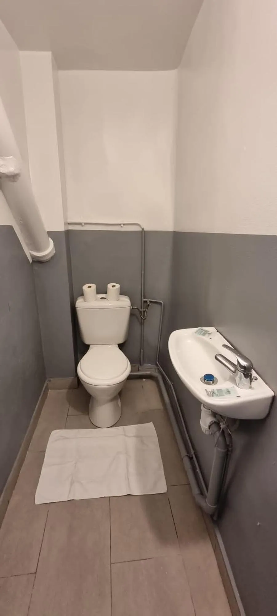 Toilet in Hotel Aboukir