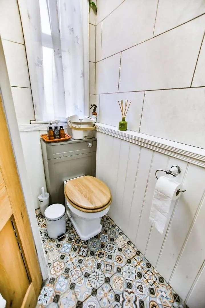 Toilet in Welcome to Nelson's Quarters