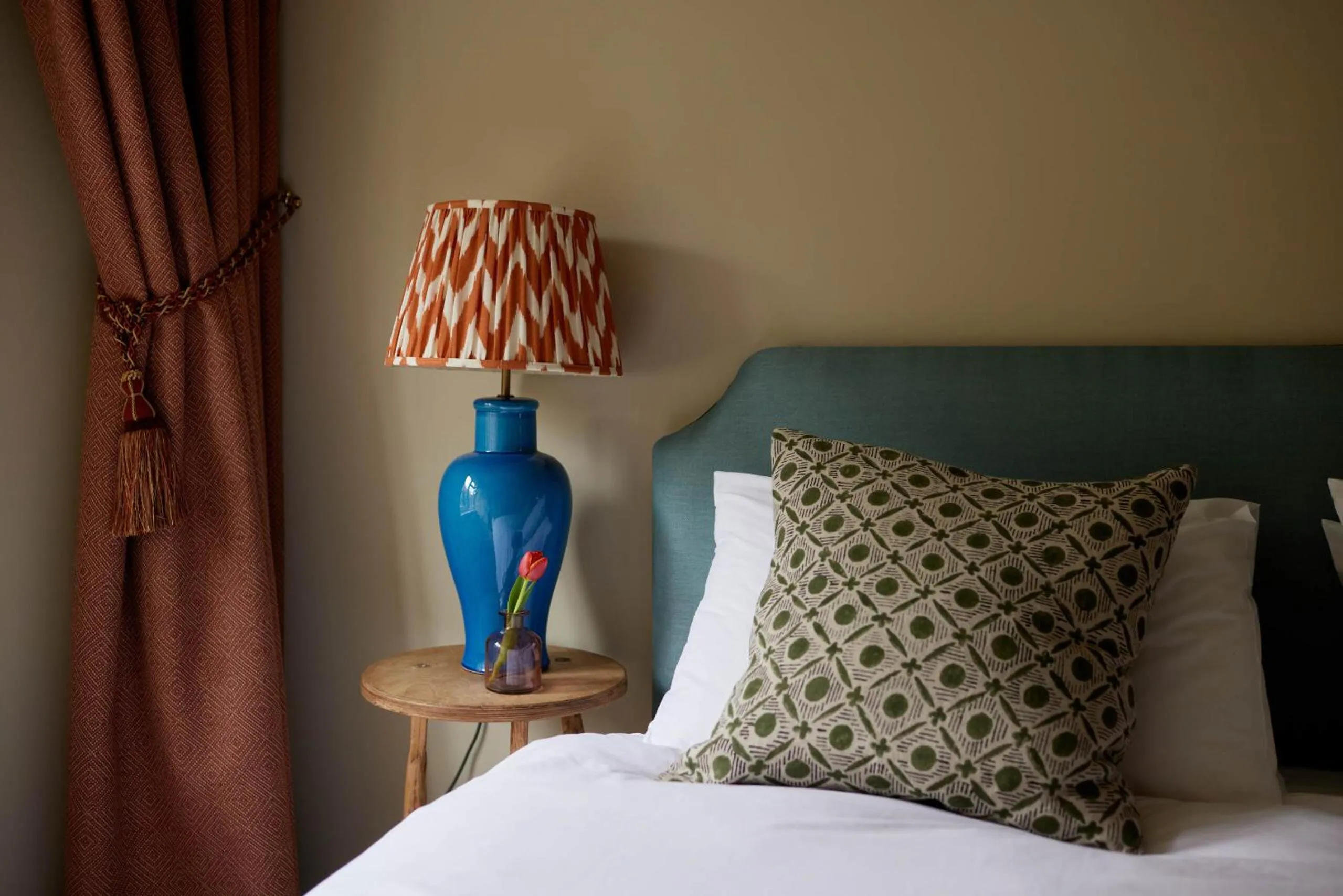 Bedroom, Bed in The Queen's Head