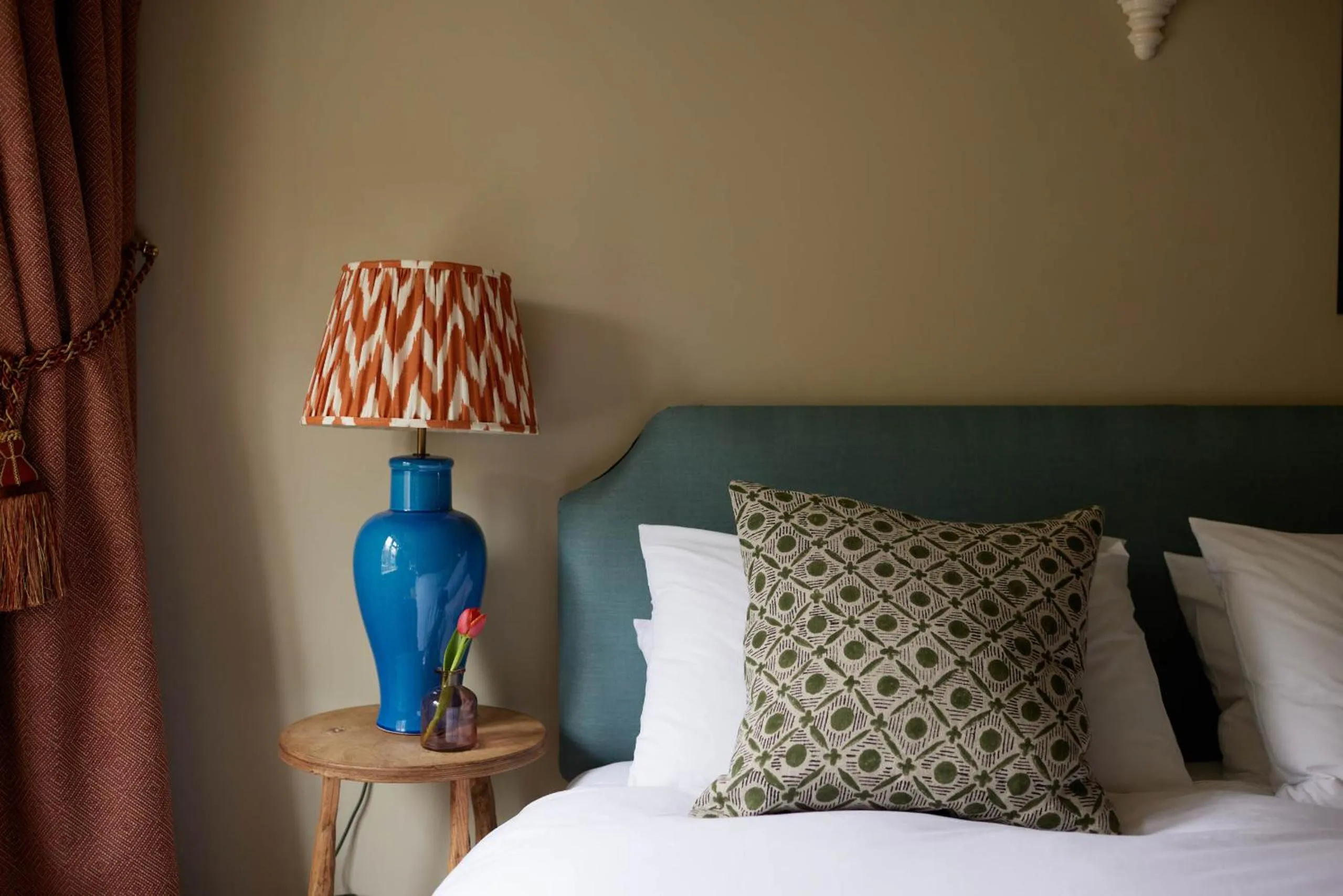 Bedroom, Bed in The Queen's Head