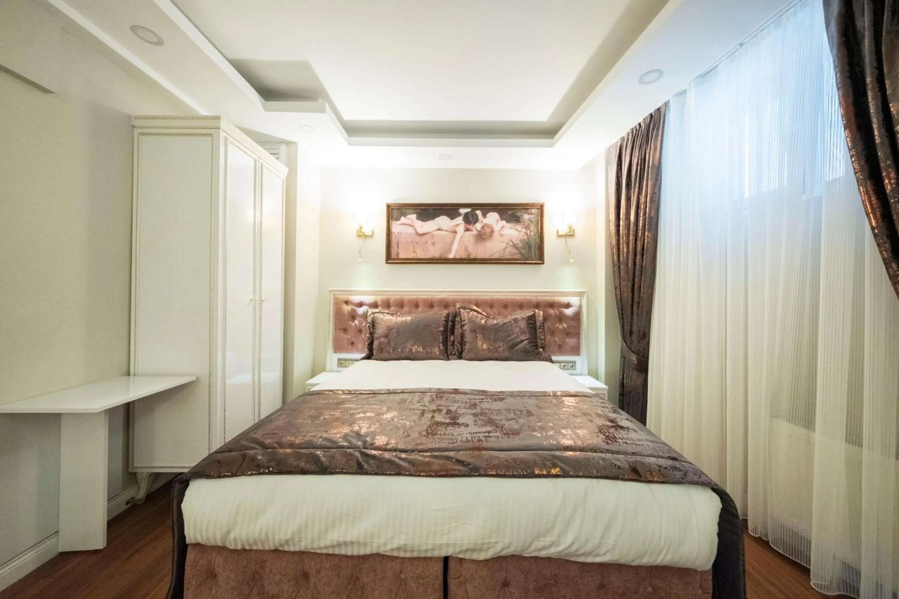 Bed in Solomon's Mansion Hotel Istanbul