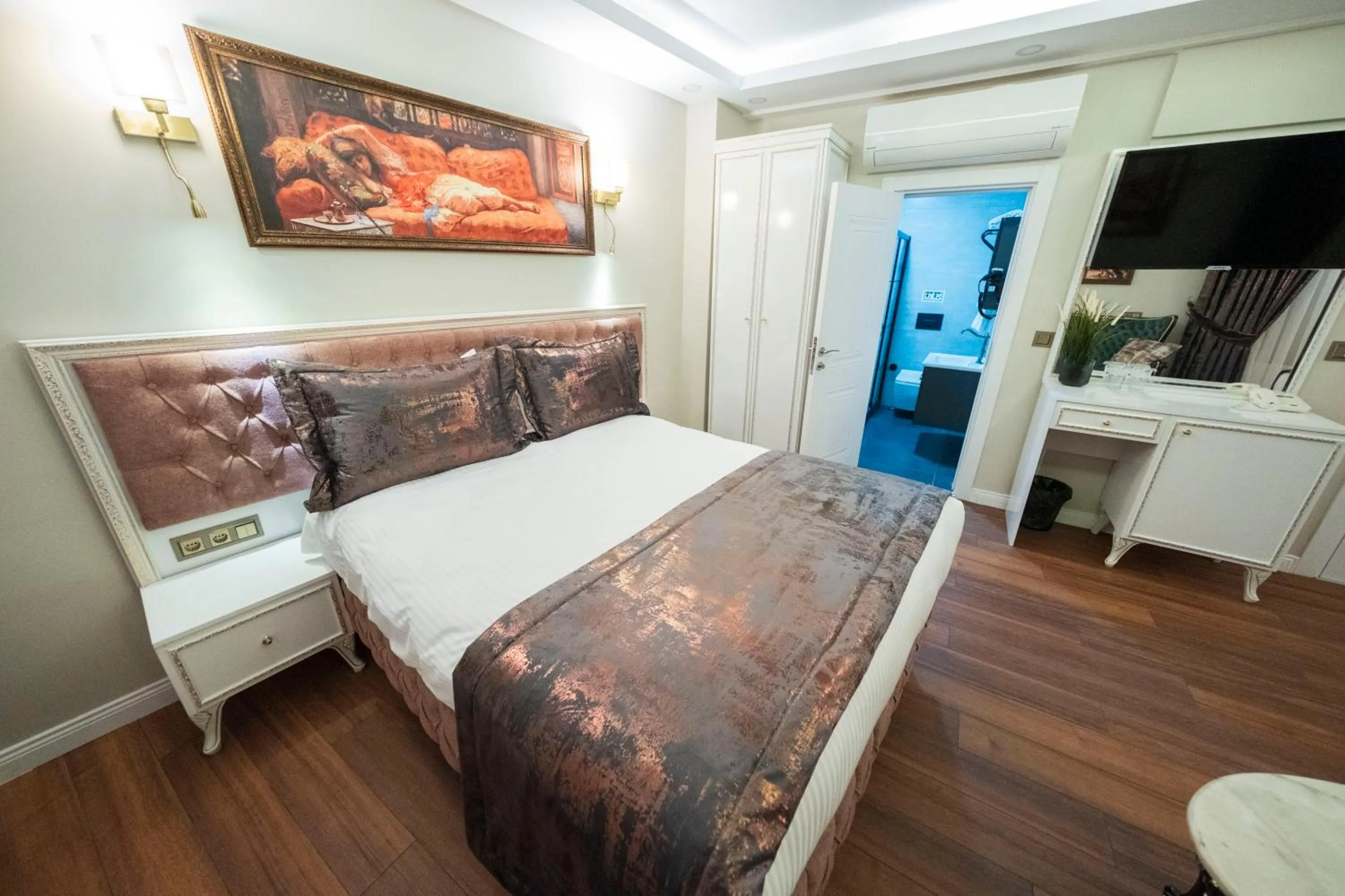 Bed in Solomon's Mansion Hotel Istanbul