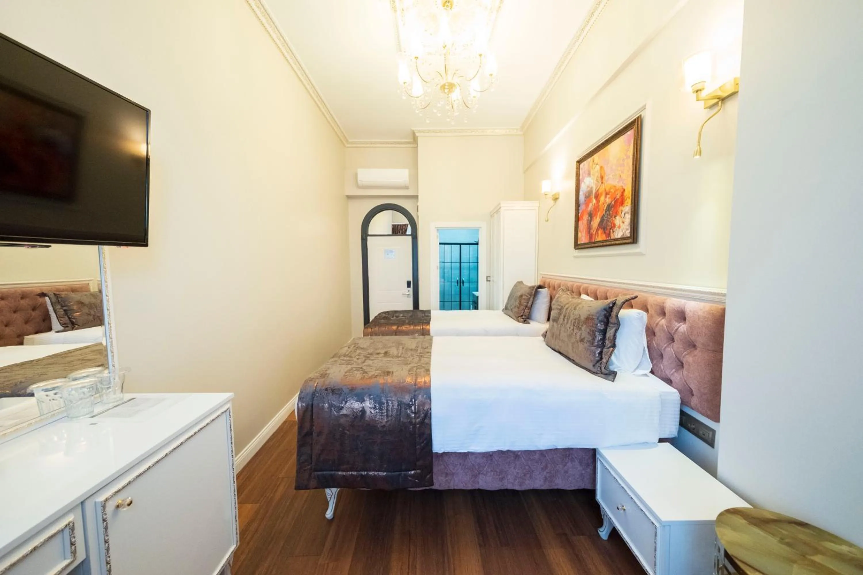 Bed in Solomon's Mansion Hotel Istanbul