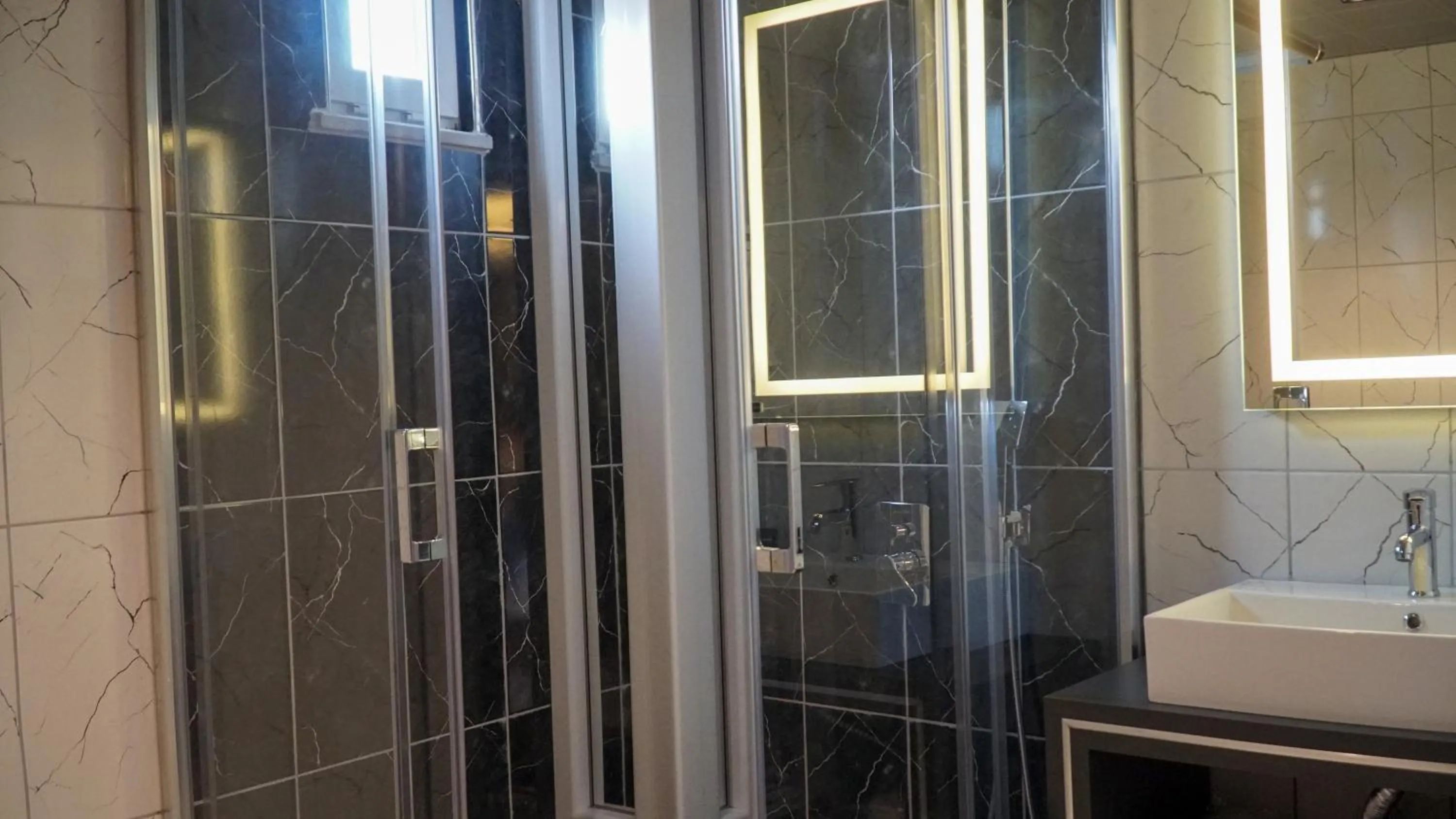 Shower in Bloom Suite Hotel