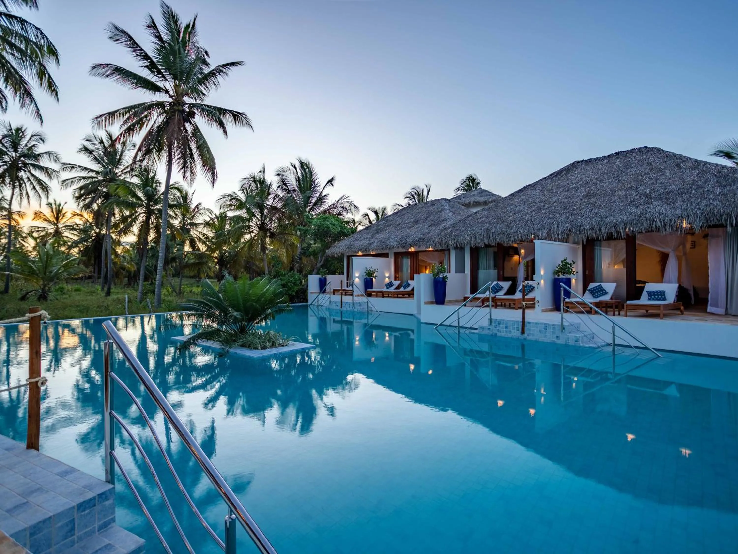Swimming pool in MKNI Hotel - Ikaika Makani Experience