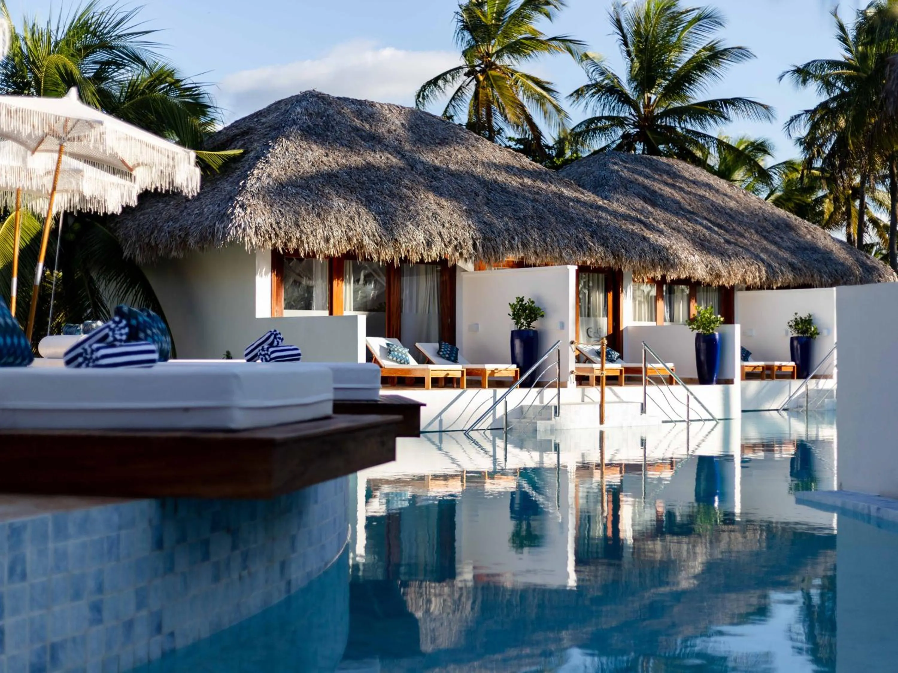 Swimming pool in MKNI Hotel - Ikaika Makani Experience