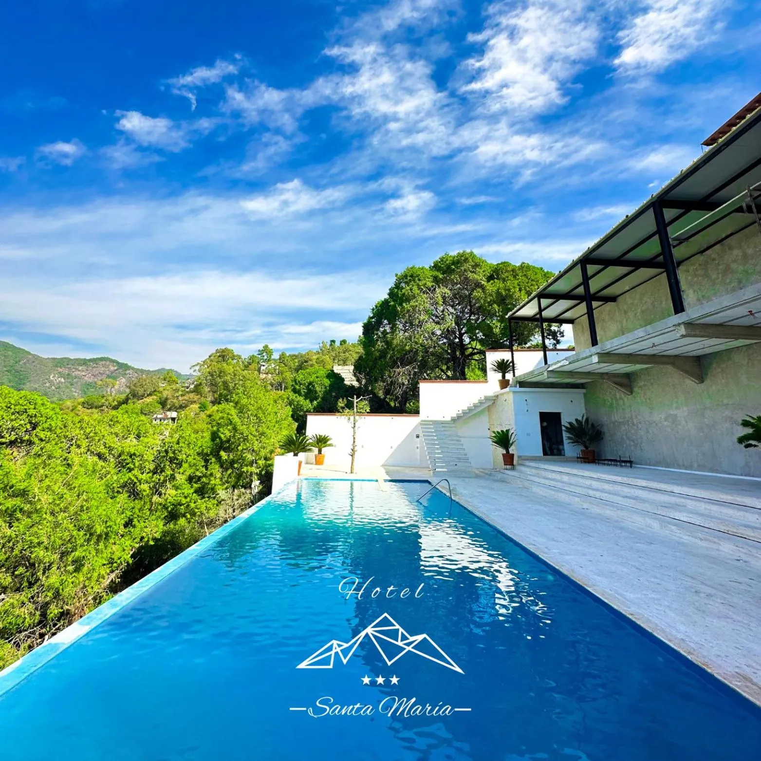 Swimming pool in Hotel Santa María