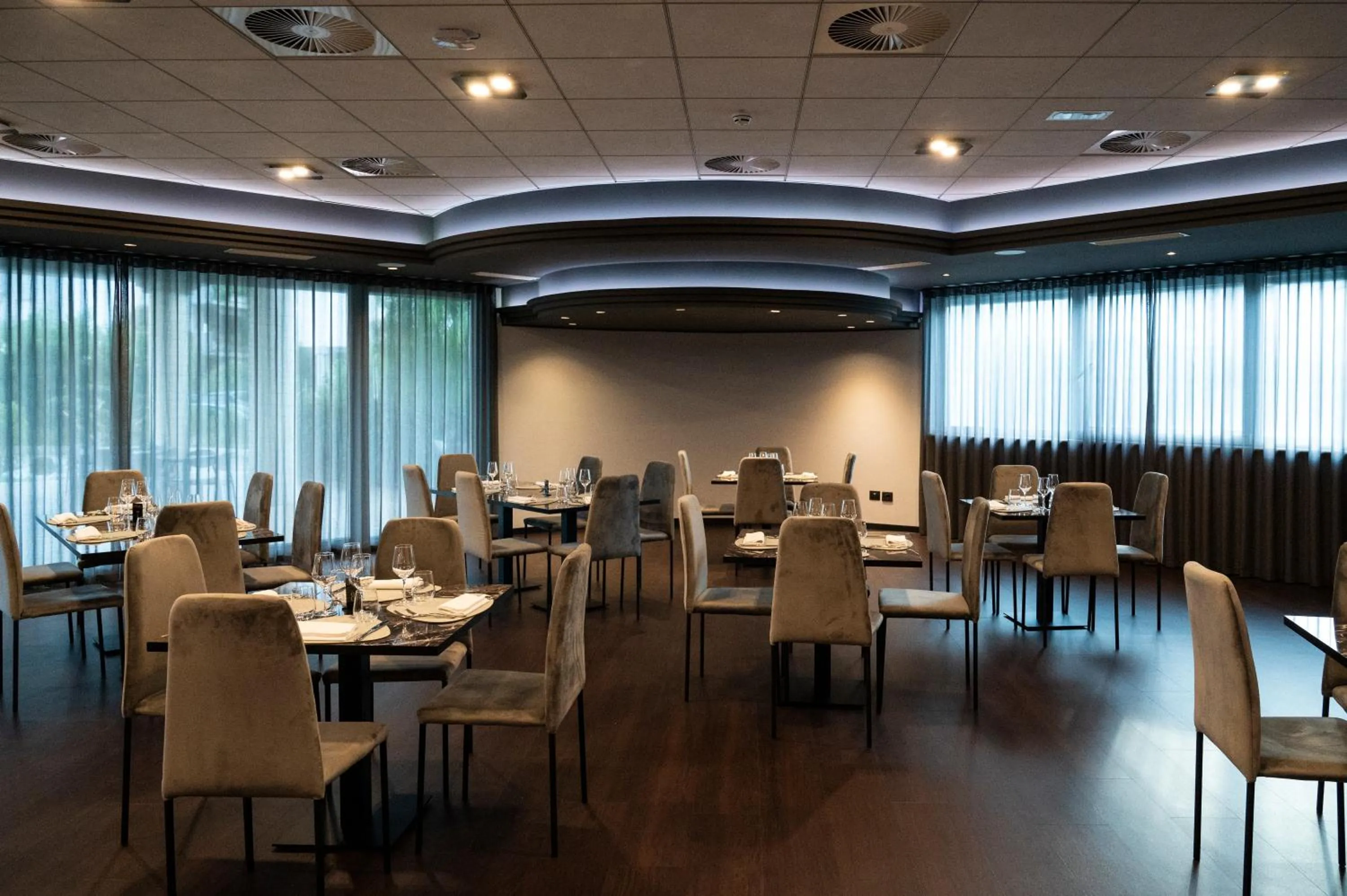 Restaurant/places to eat in Mood Hotel