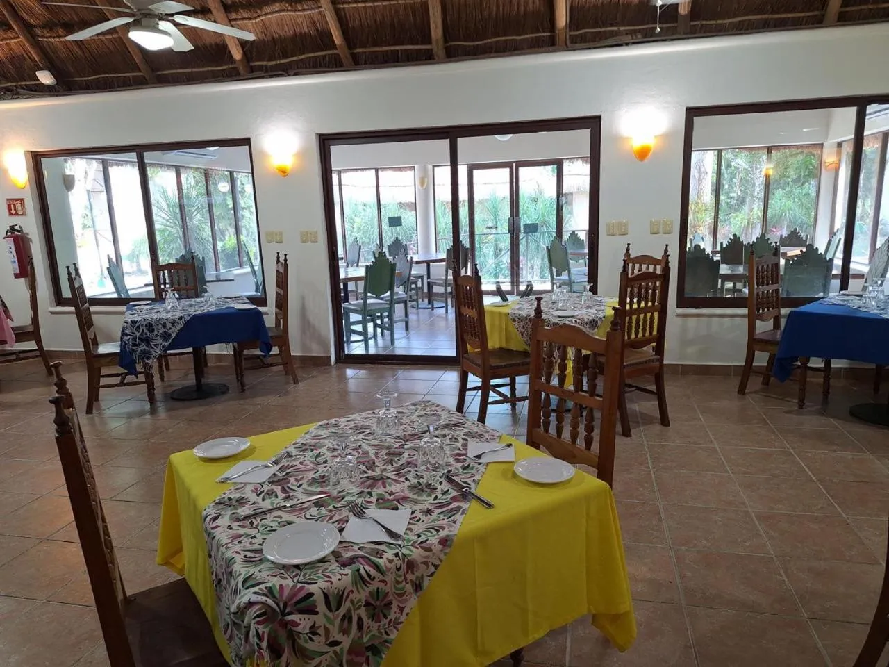 Restaurant/places to eat in hotel villas chicanna