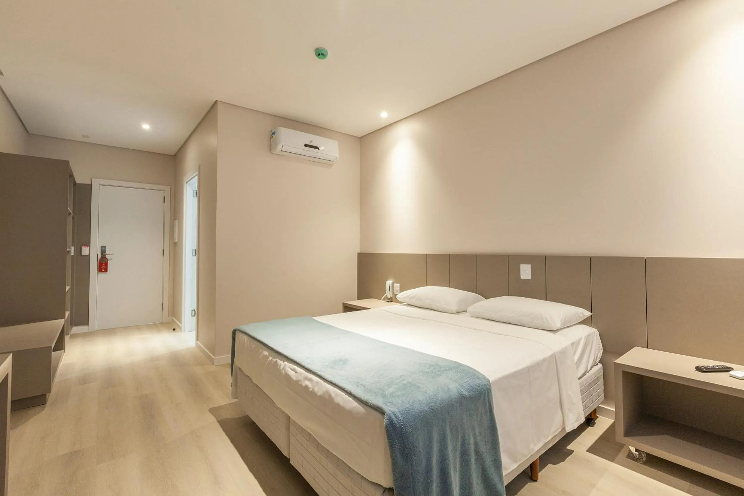 Bedroom, Bed in Tri Hotel Executive Osório