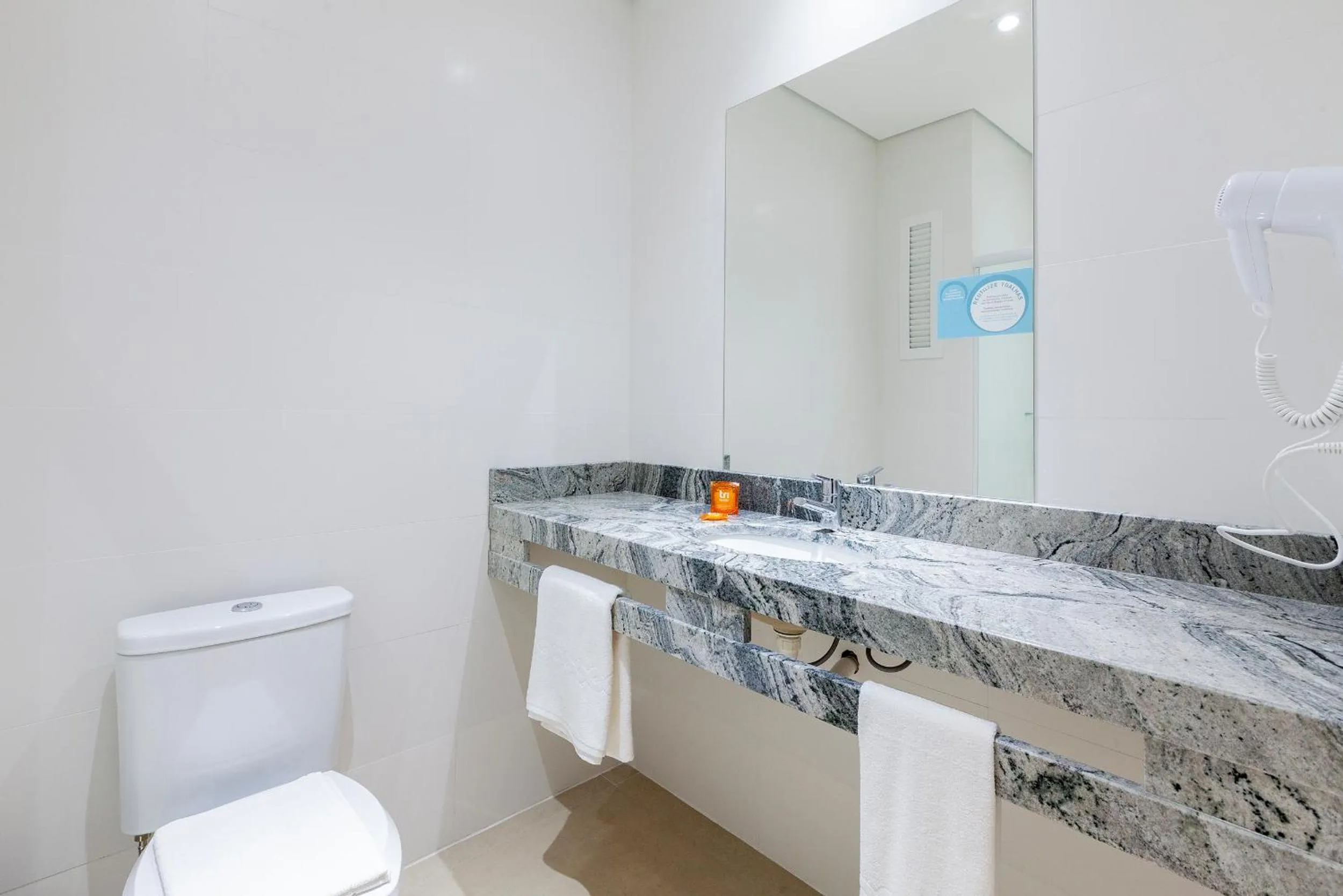 Bathroom in Tri Hotel Executive Osório