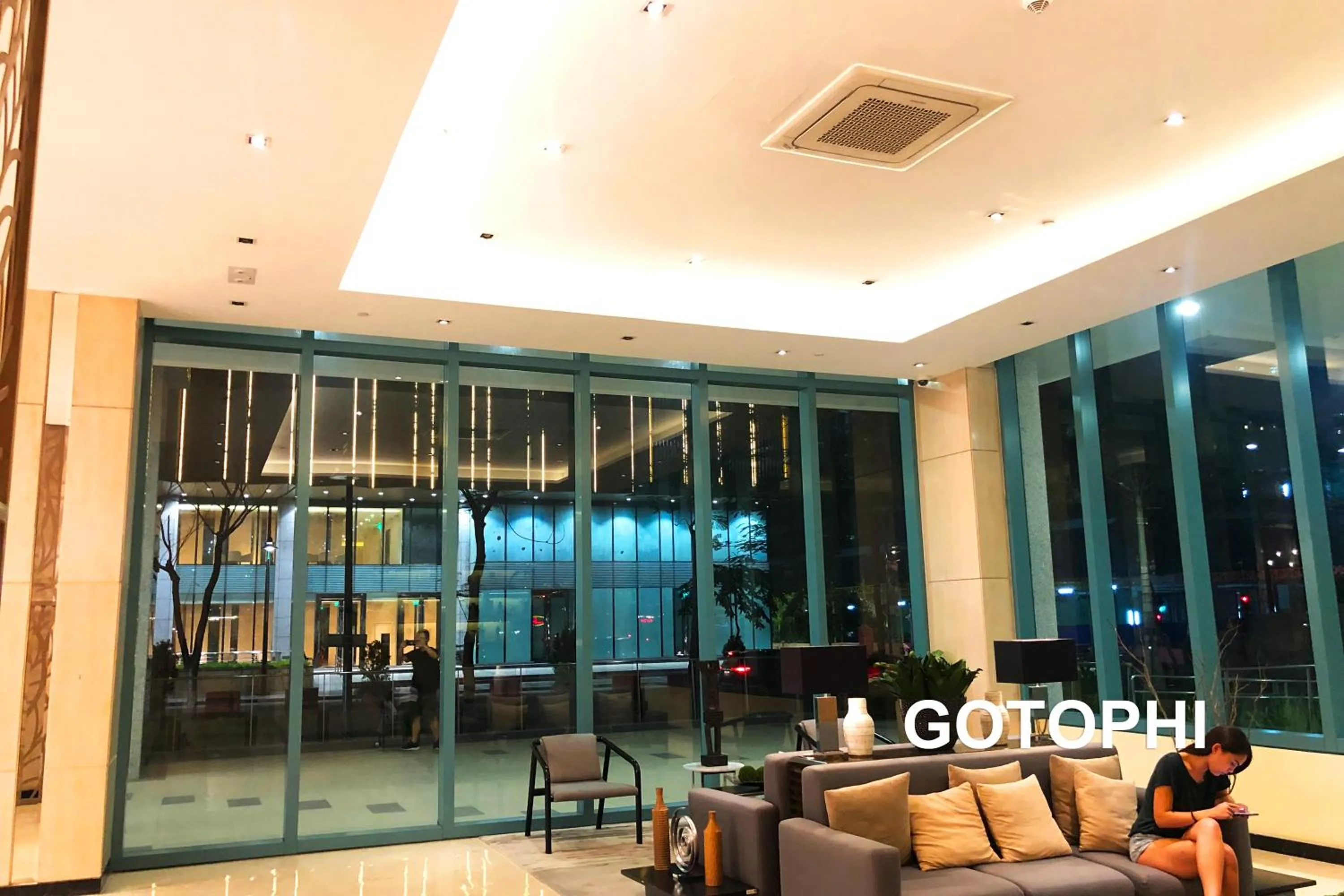 Seating area in One Uptown Residence