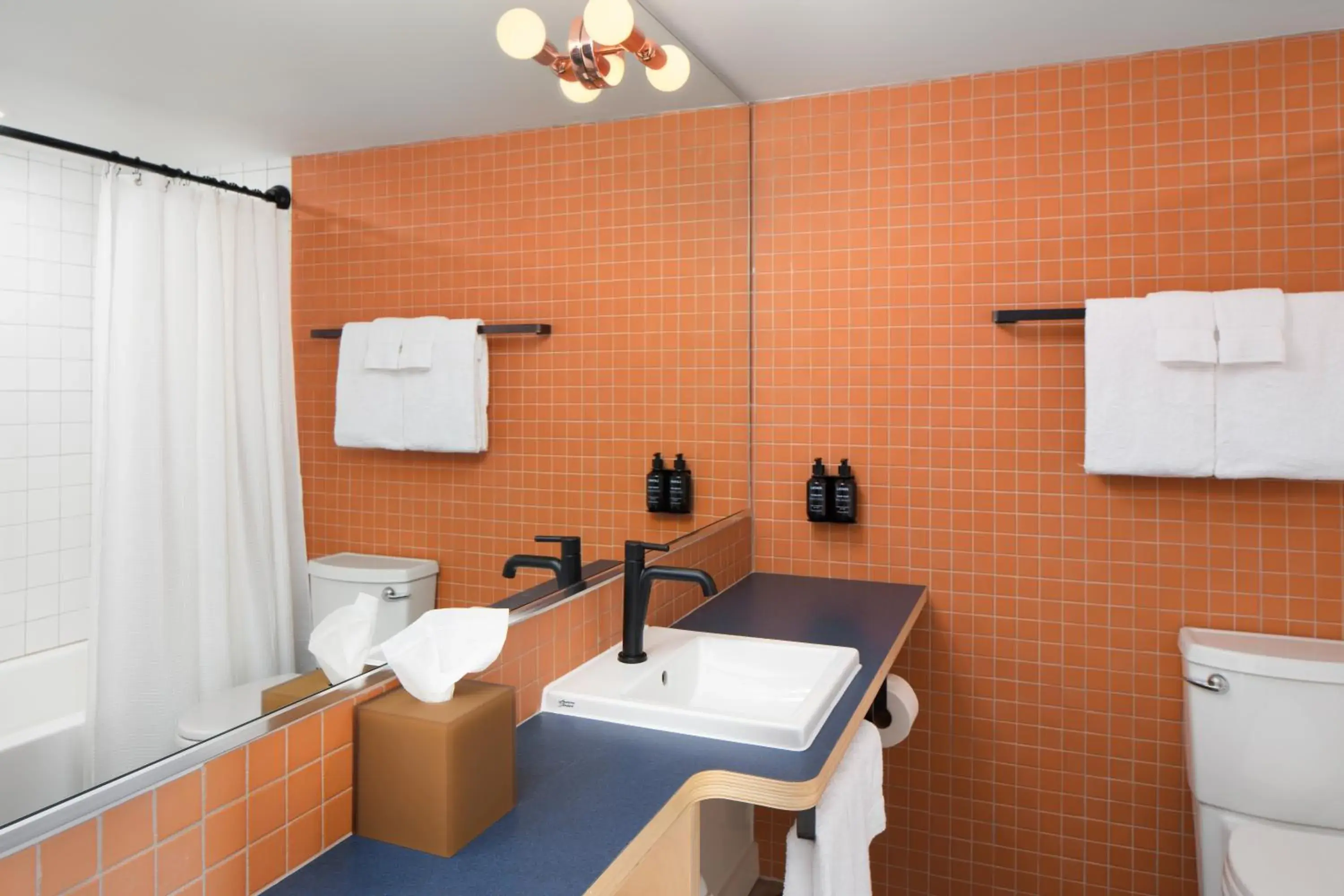 Queen Room in Rhode's Motor Lodge Queen Room in Rhode's Motor Lodge