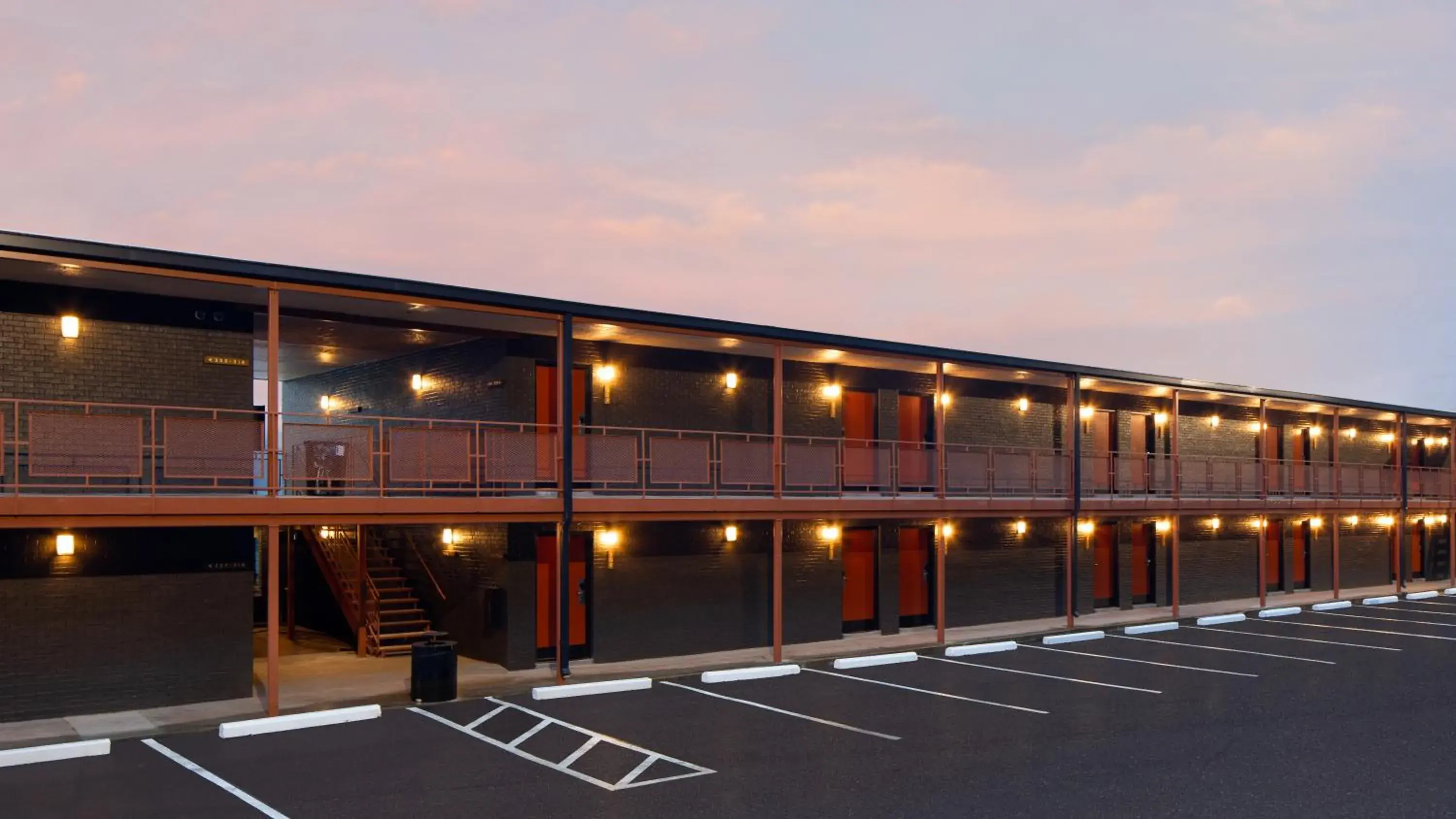 Property building in Rhode's Motor Lodge Property building in Rhode's Motor Lodge