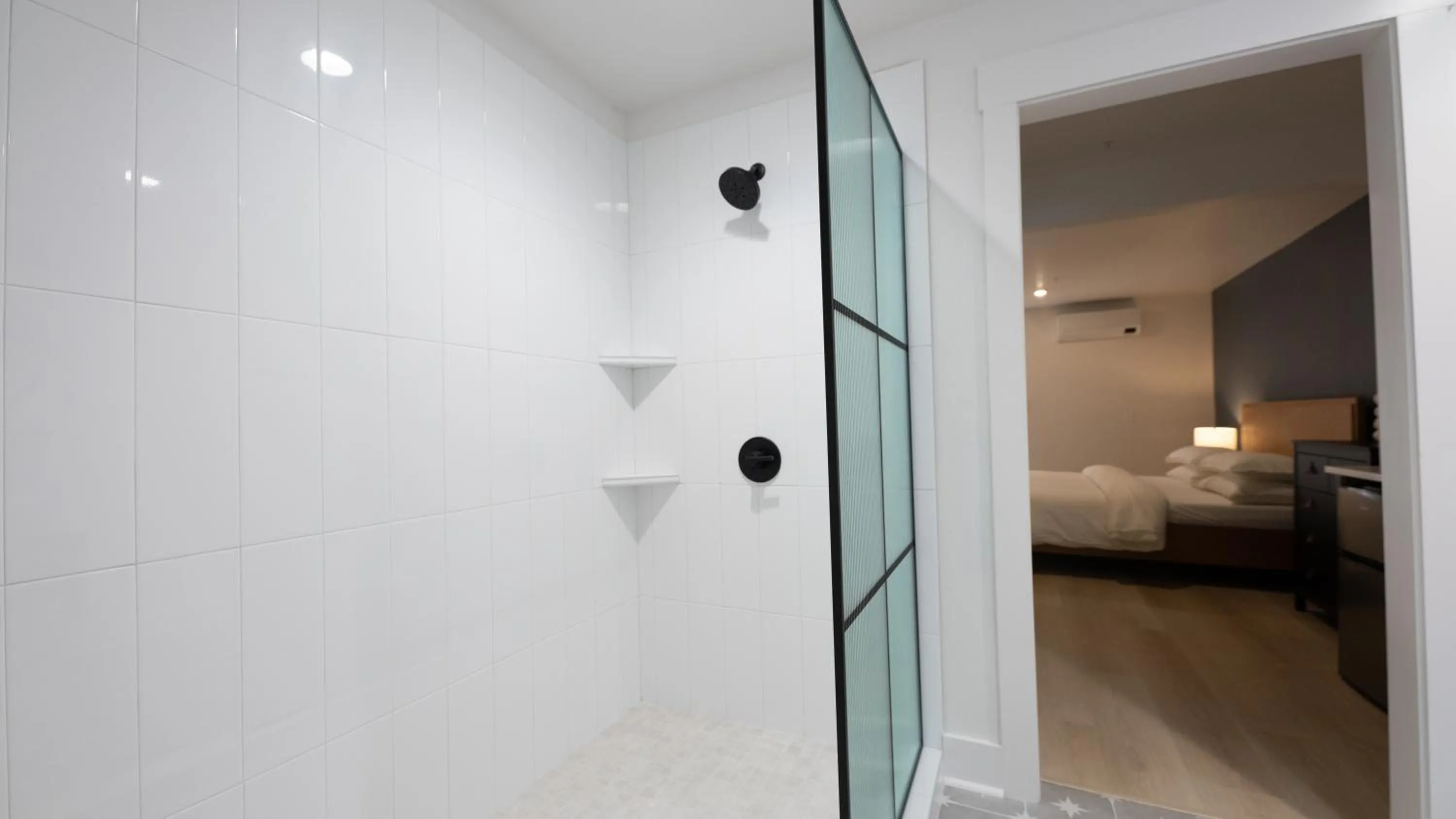 Shower, Bed in Five10 Orange Street Hotel - Hot Springs
