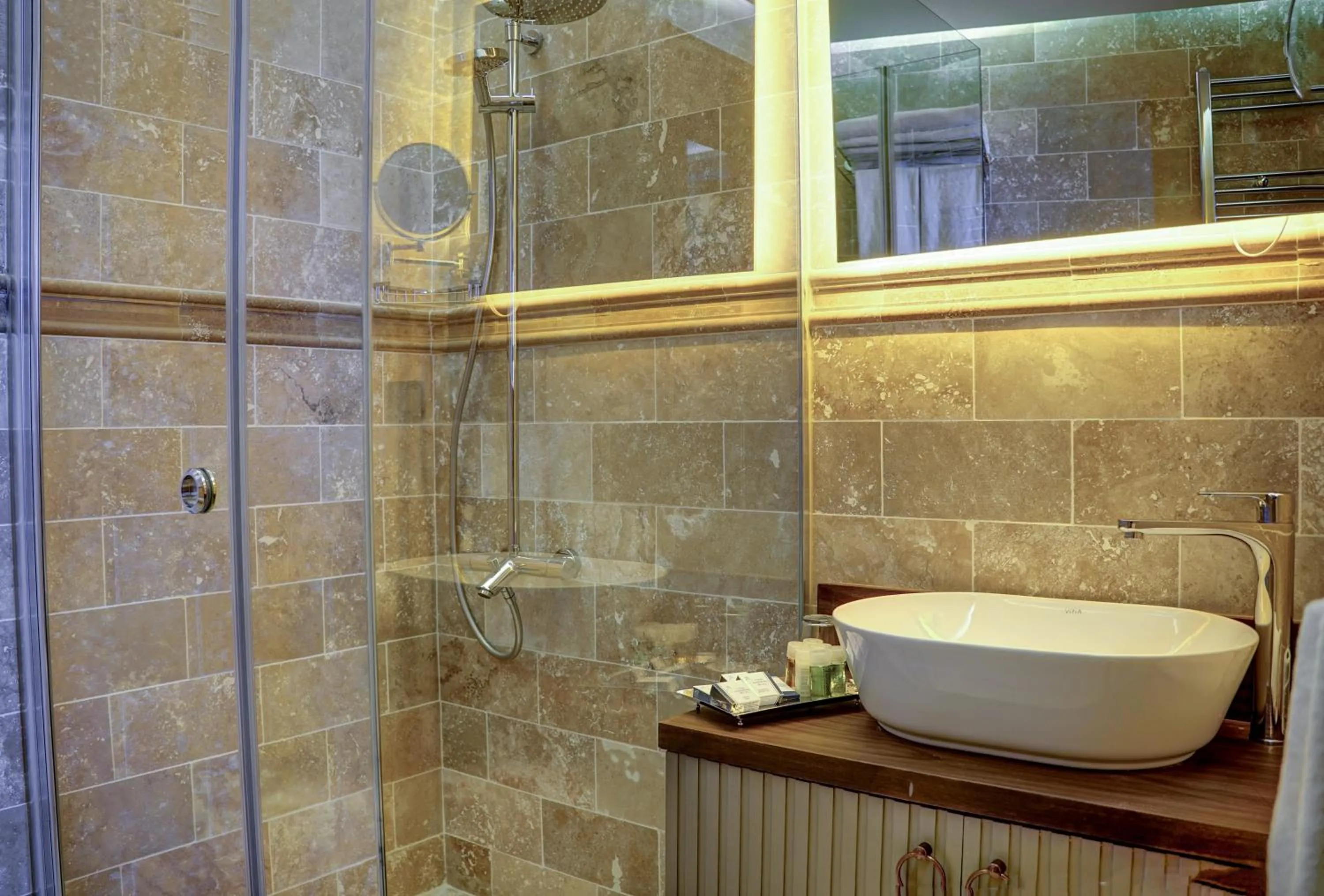 Shower in Four Mansions Hotel